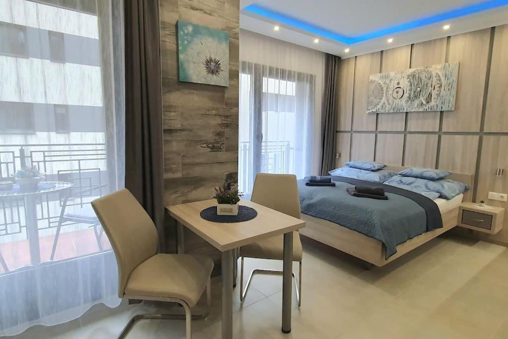 Royal In The Center With Free Parking! Apartman *