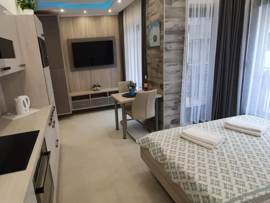 Royal In The Center With Free Parking! Apartman *