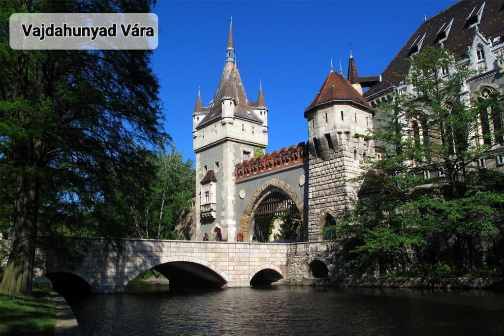 Royal In The Center With Free Parking! Apartman