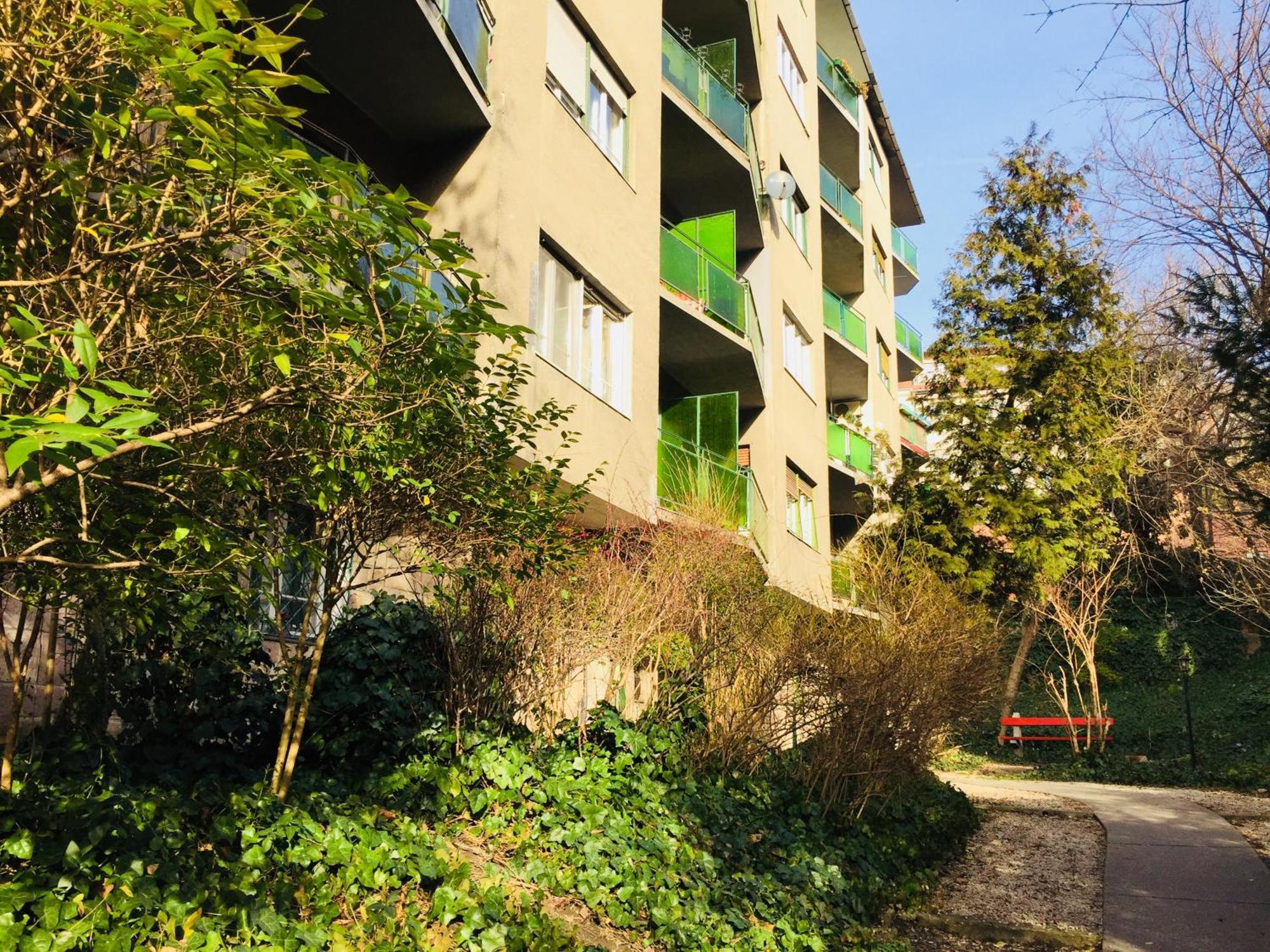 Newberry With Balcony Apartmán