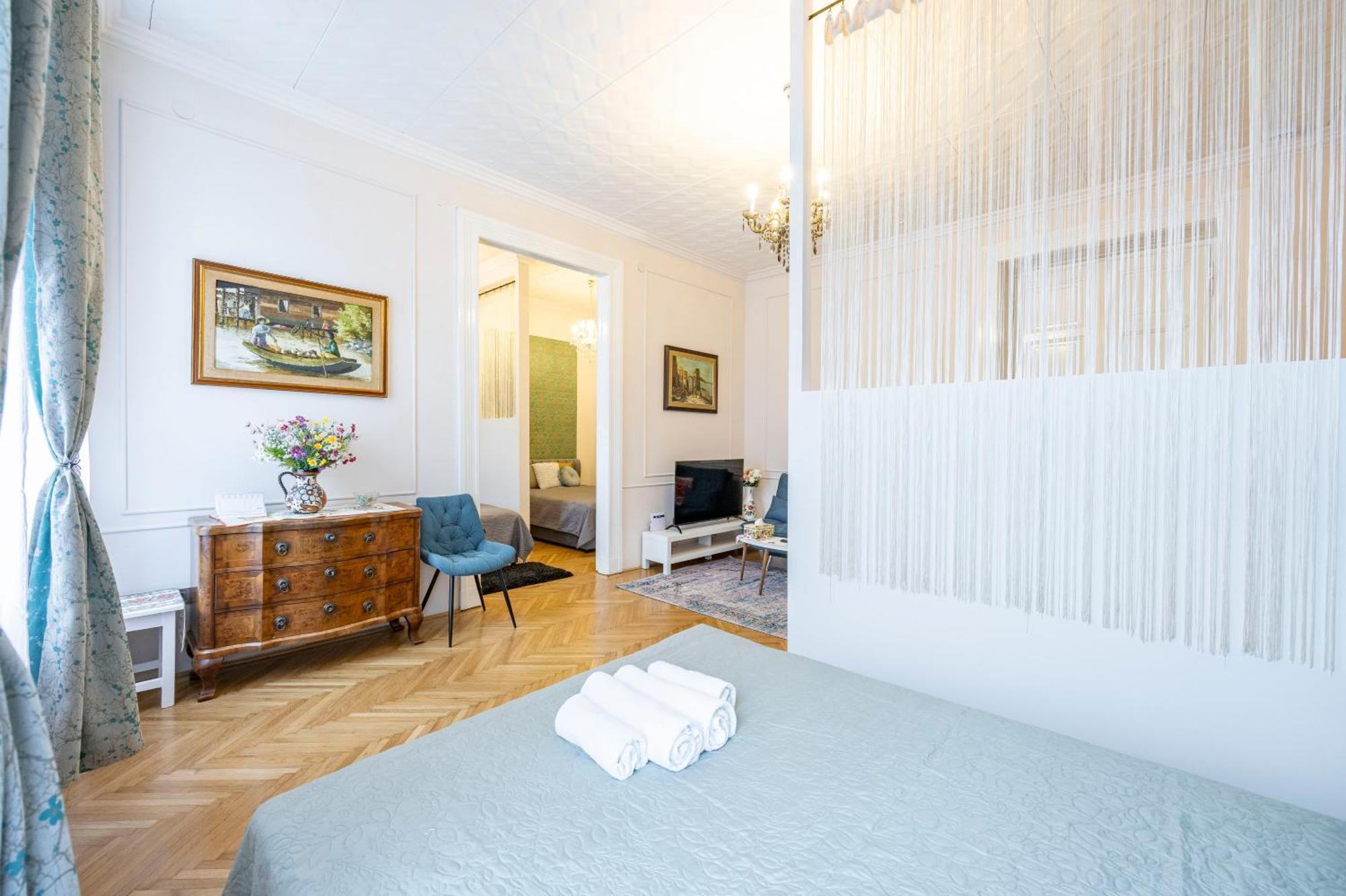 Deluxe In Art Nouveau House- With Garage Appartement Boedapest