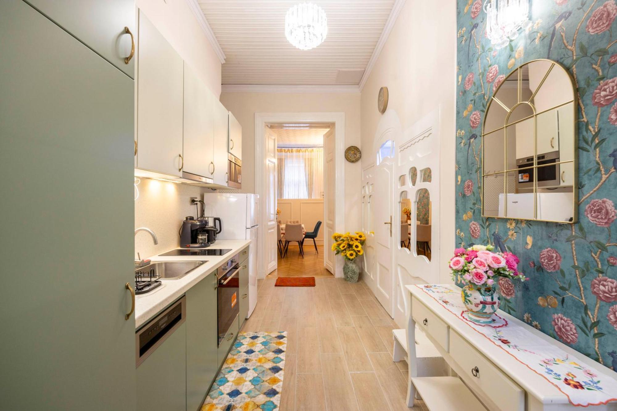 Deluxe In Art Nouveau House- With Garage Appartement Boedapest