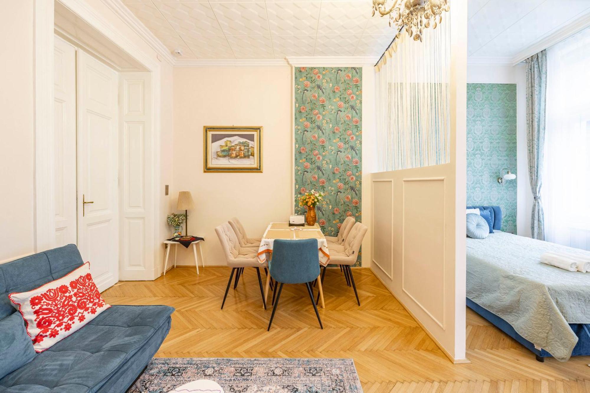 Deluxe In Art Nouveau House- With Garage Appartement Boedapest