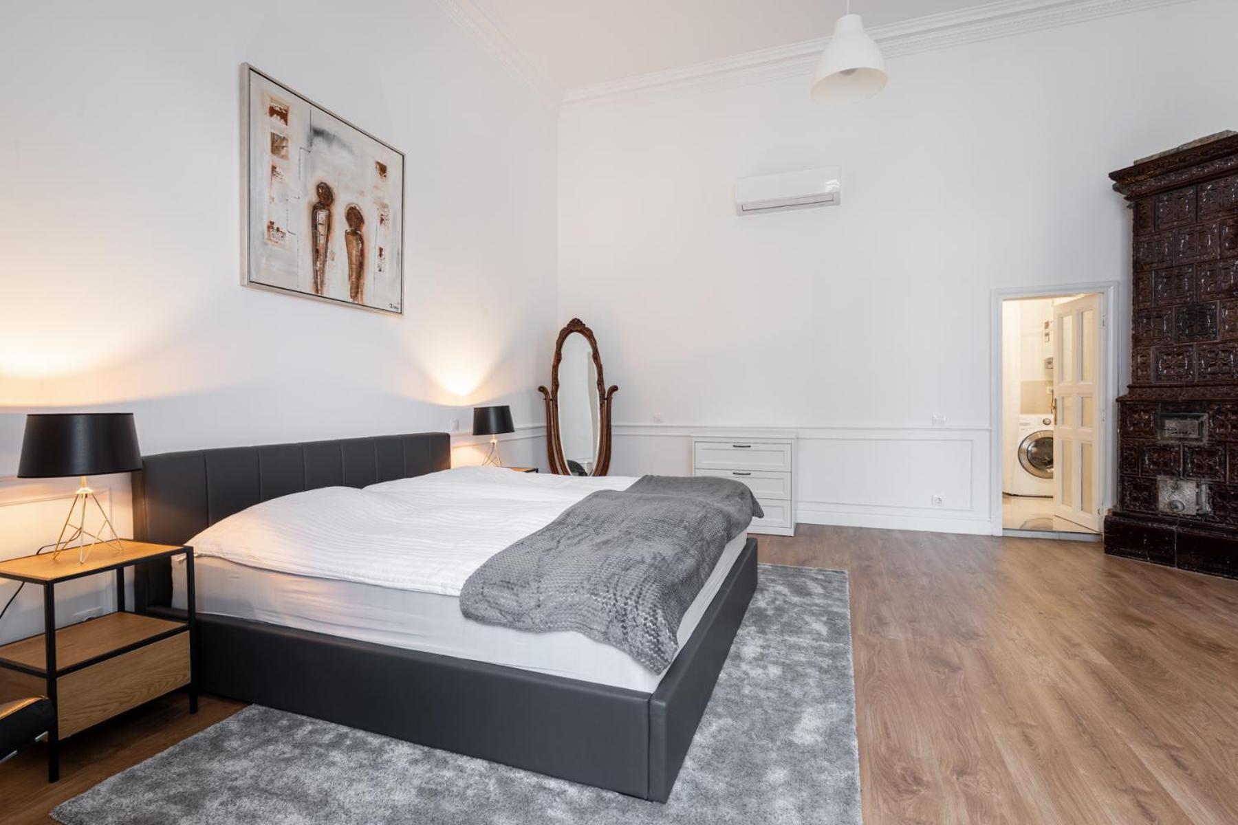 Classical With Modern Style Downtown! Apartman