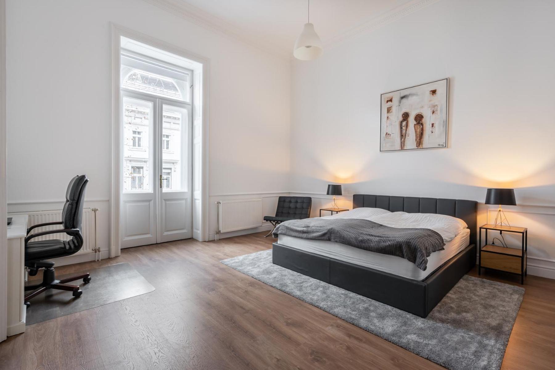 Classical With Modern Style Downtown! *