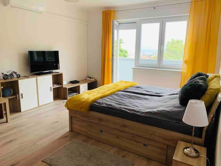 45m2 Buda Hillside With Panorama & Free Parking! Appartamento