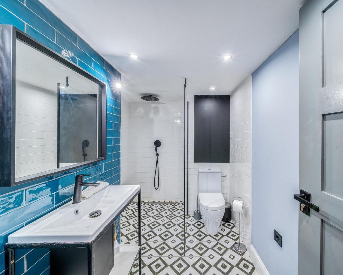 Azure Oasis In The Heart Of The Apartamento Budapest
