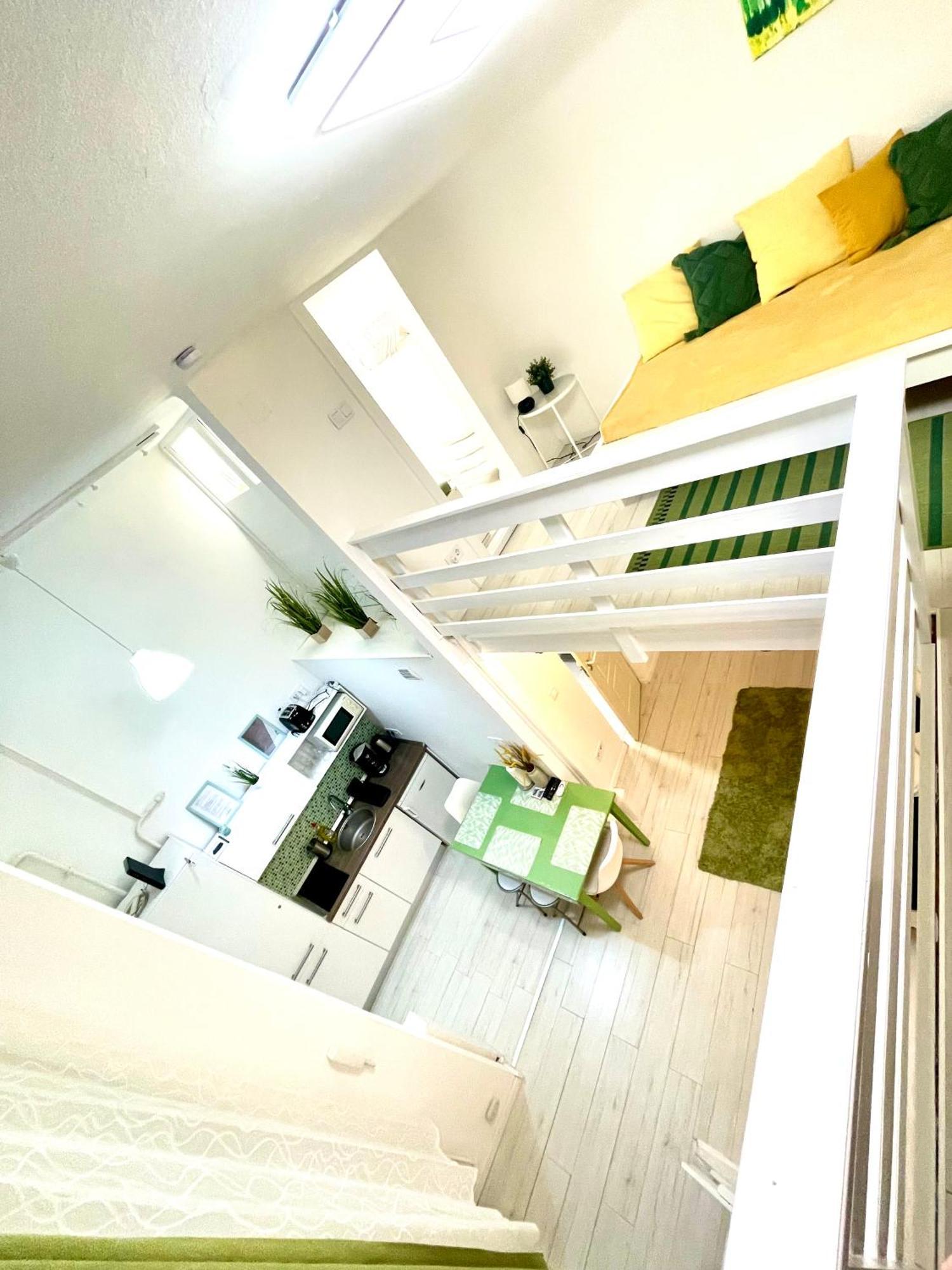 Teresian Near The Andrassy Street Free Air Conditioner Free Coffee Apartment