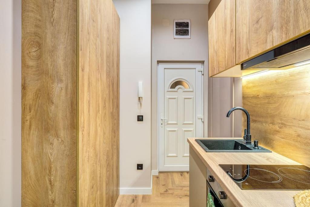 Modern Oasis In Roekk Street By Newave Apartment