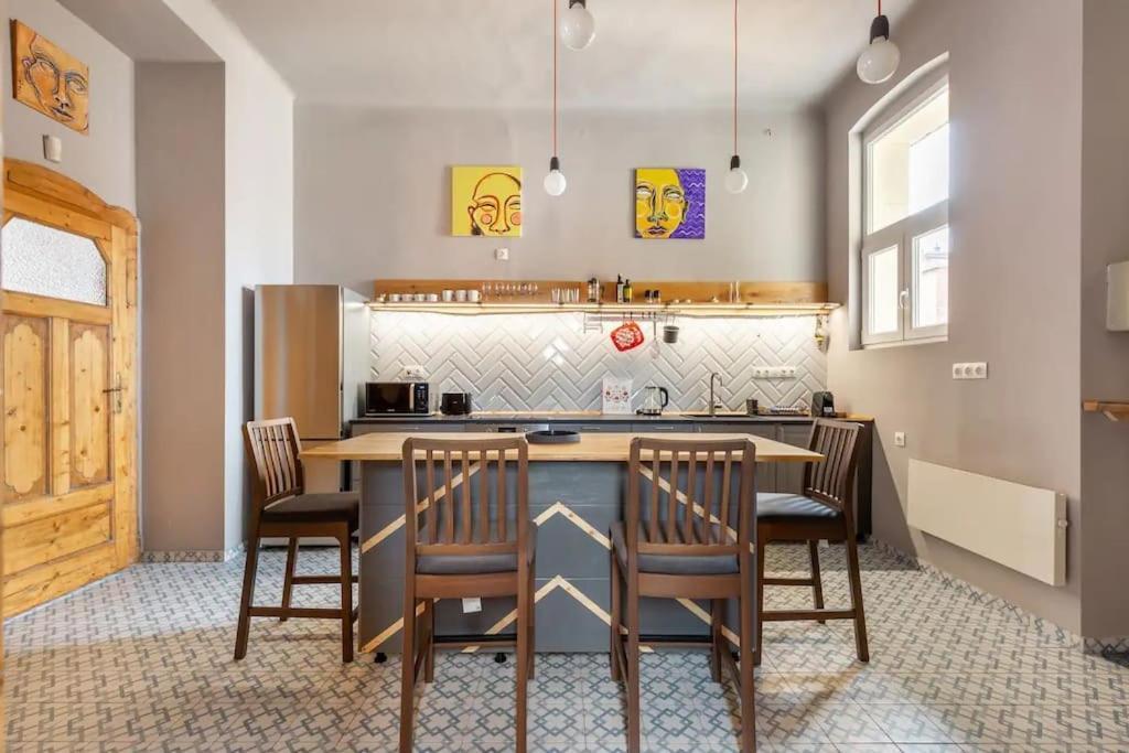Elegant And Modern In The Centre *