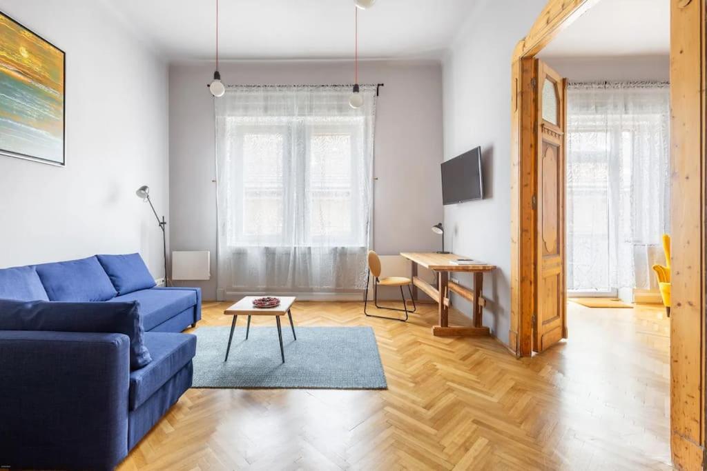 Elegant And Modern In The Centre
