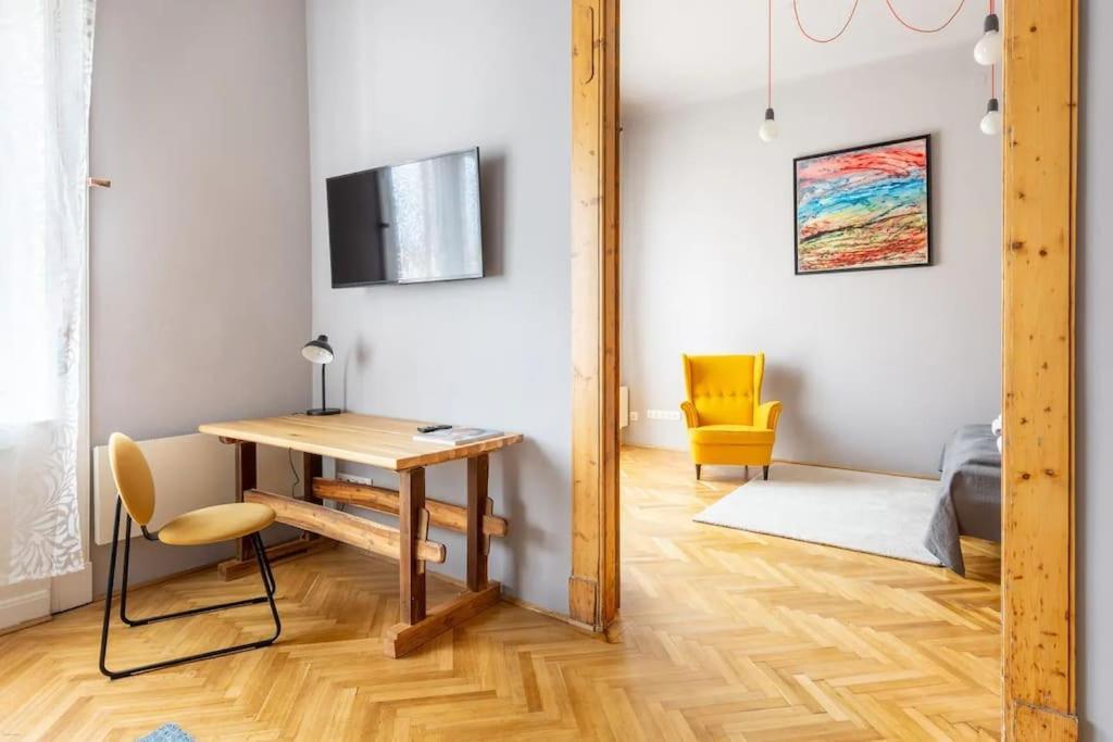 Elegant And Modern In The Centre *