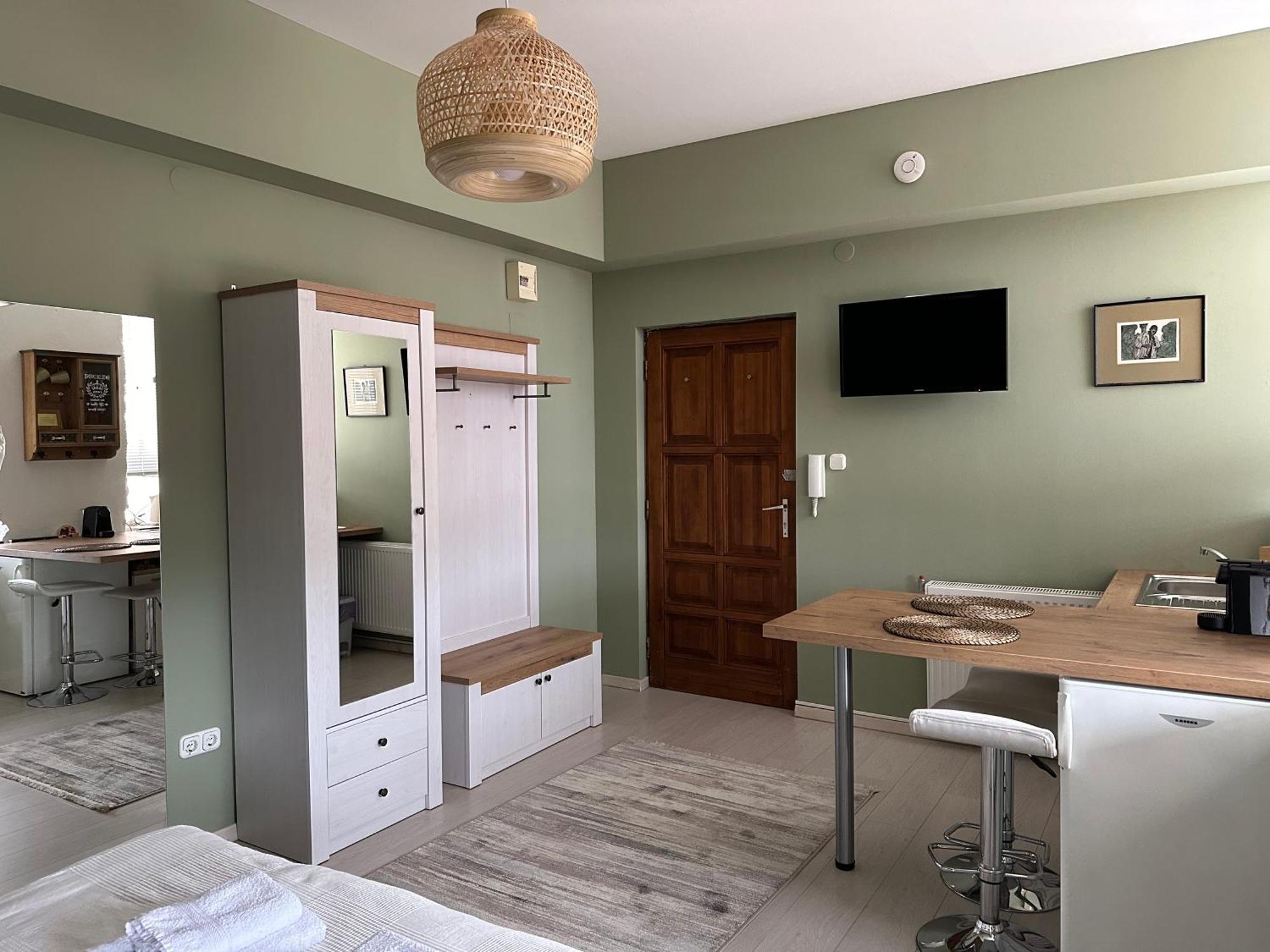 Apartment On Center *