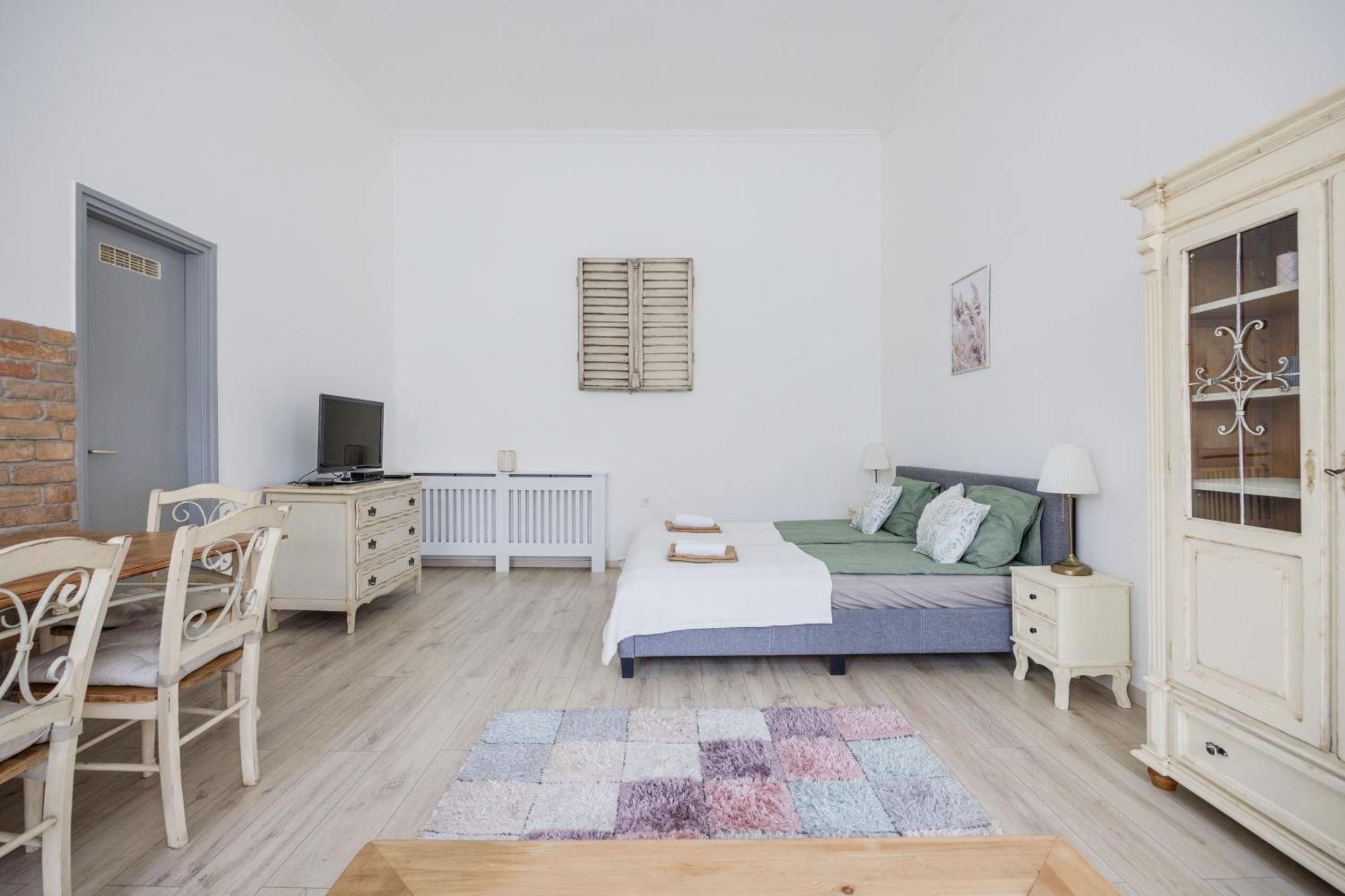 A Touch Of Provence And Pastels In The Centre Apartman