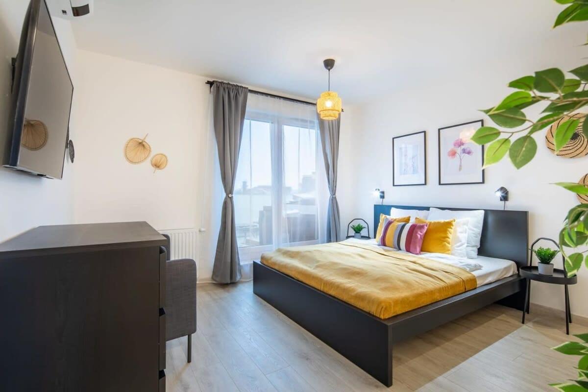 Modern Bright Place With Terrace *