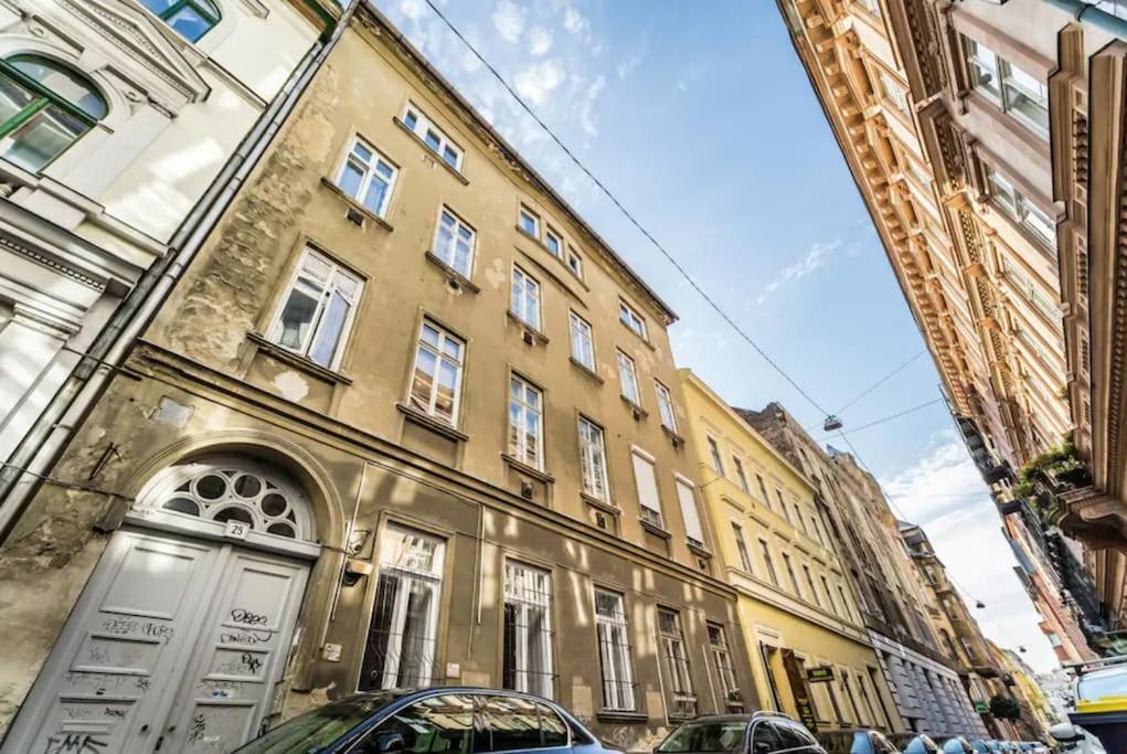 24h Self Check-in Center Near Opera * Budapest