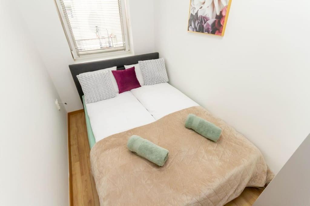 Family Lux Lounge In Voeroesmarty Street By Nw Budapest
