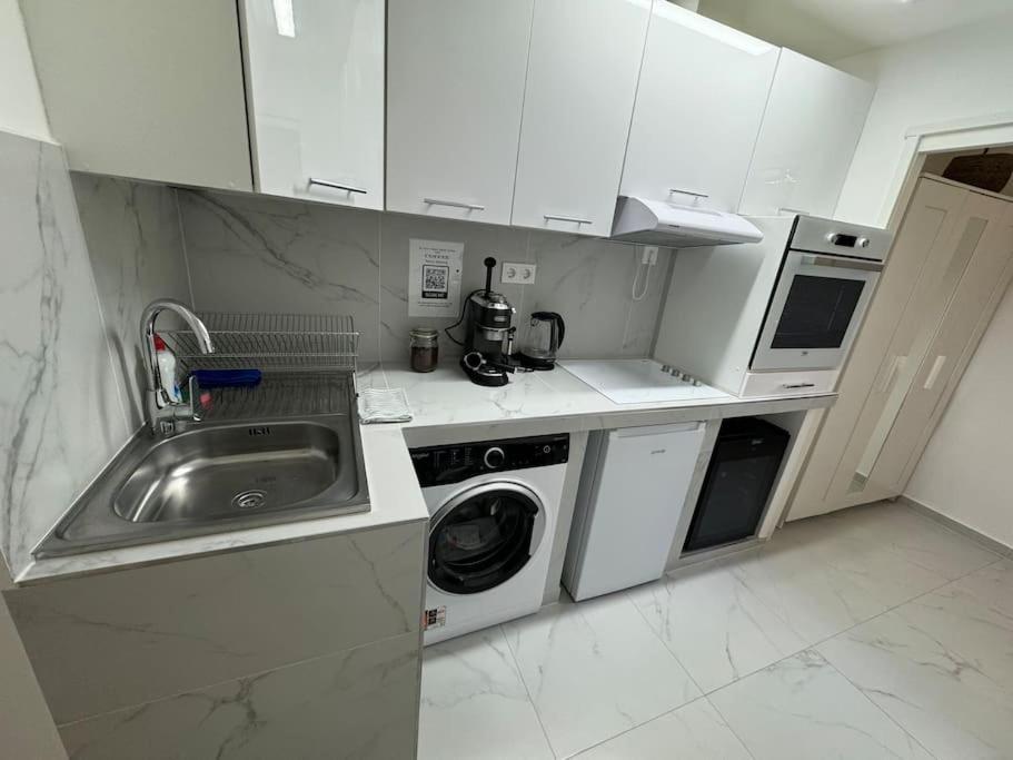 Apartment New Downtown With Hydromassage Shower, Terrace & Ac Budapest