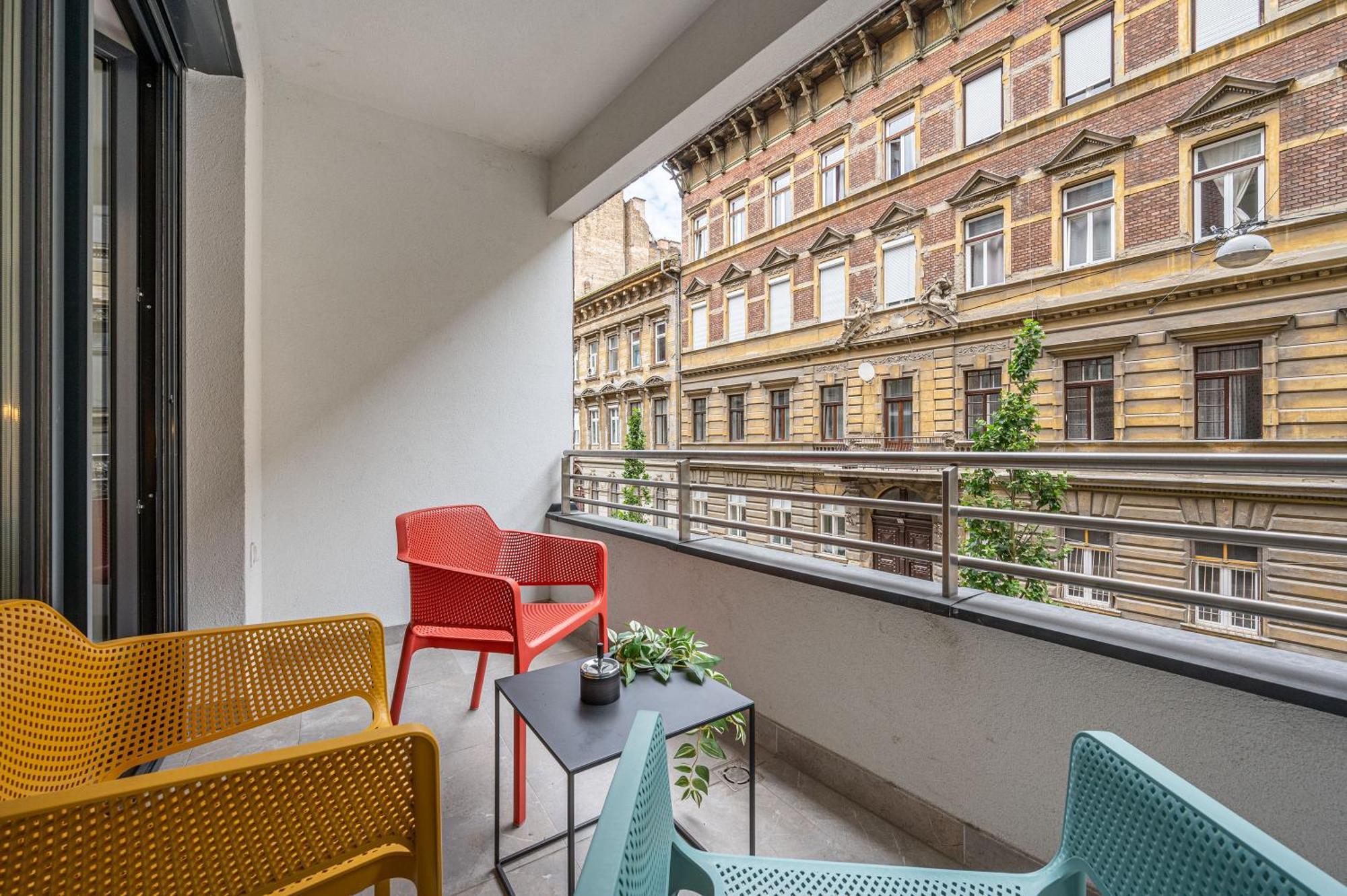 3 Bedroom W Garage And Balcony *