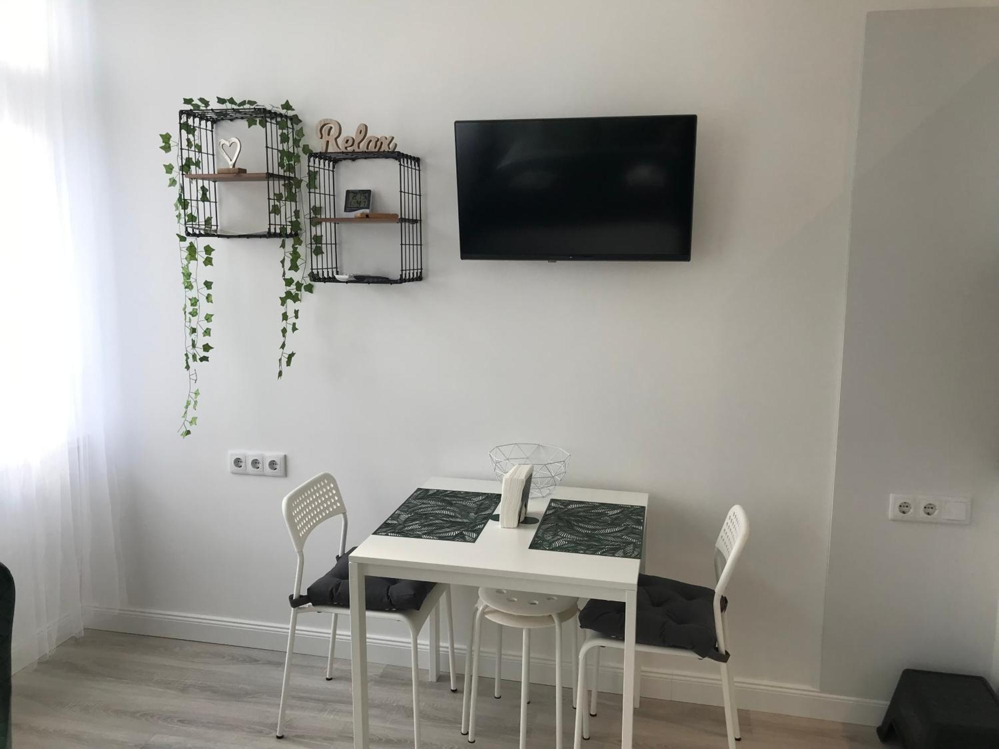 Beautiful Newly Refurbished Studio,fully Equipped Walking Distance To The Park Where Will Find The World Famous Szechenyi Thermal Bath Spa, Museums , And The Capital Circus , Ac, Smart Tv, High Speed Internet *