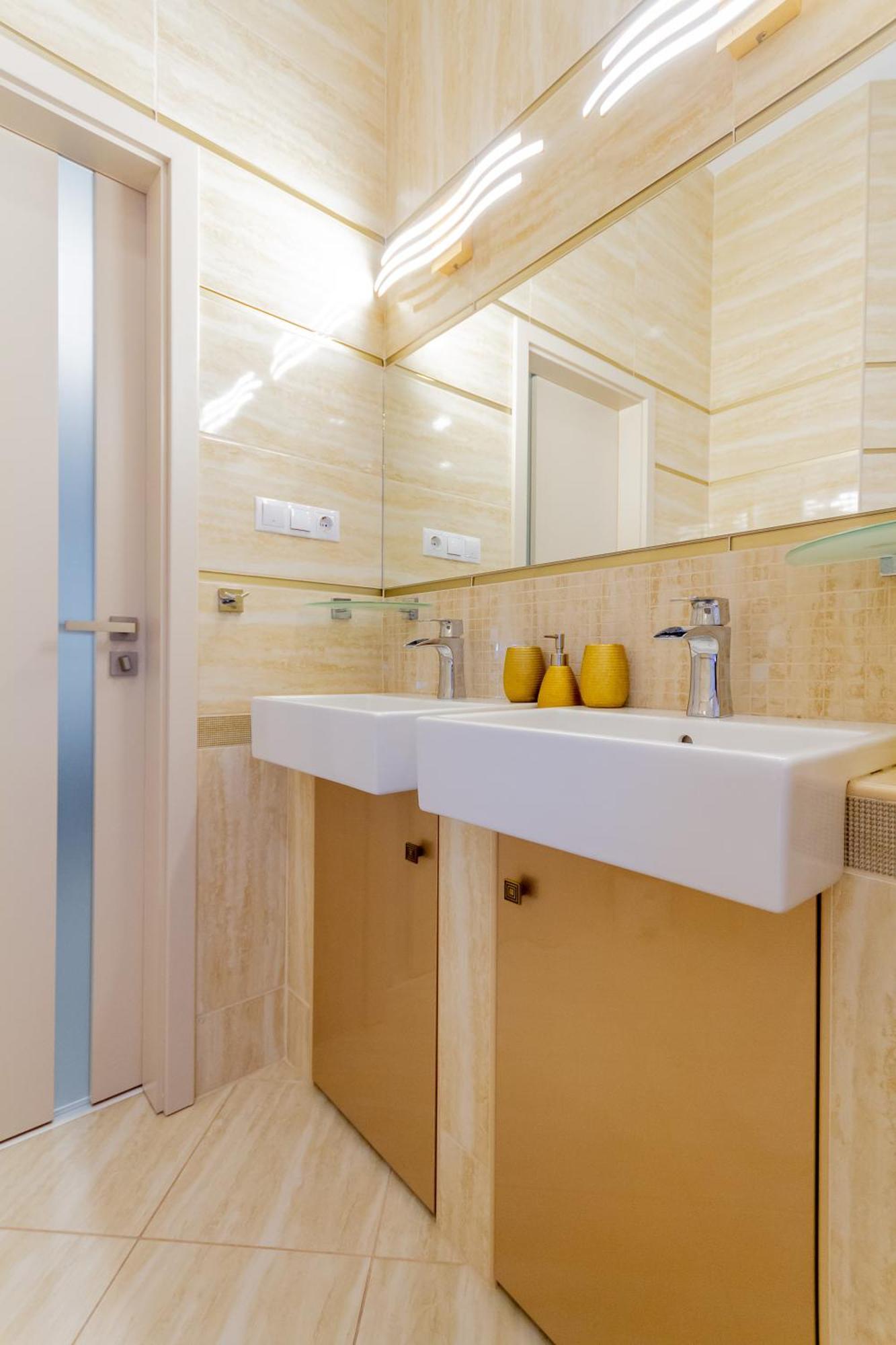 Luxury With Balcony And Sauna Apartament