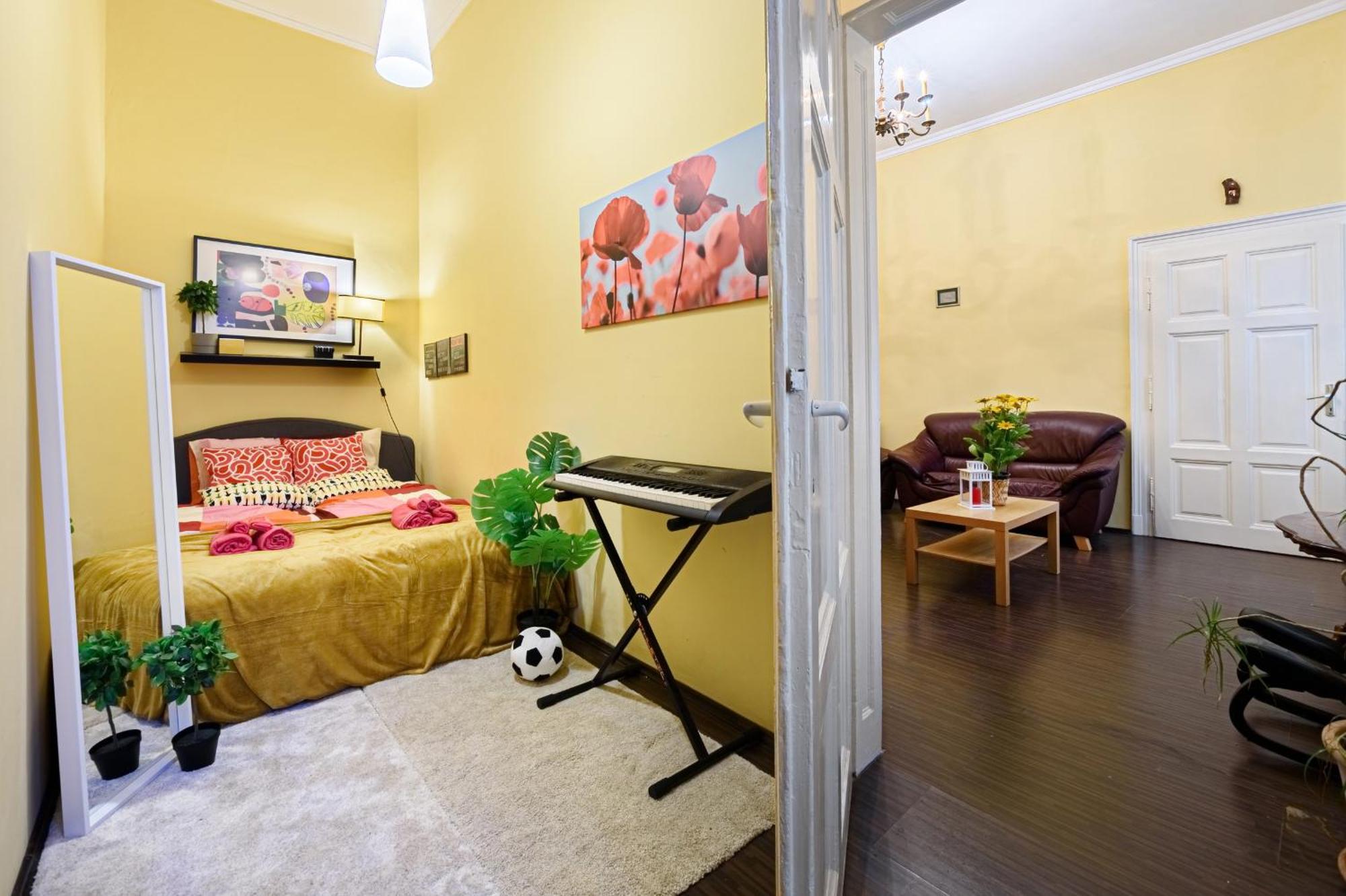 Soho Street Private 6 Persons