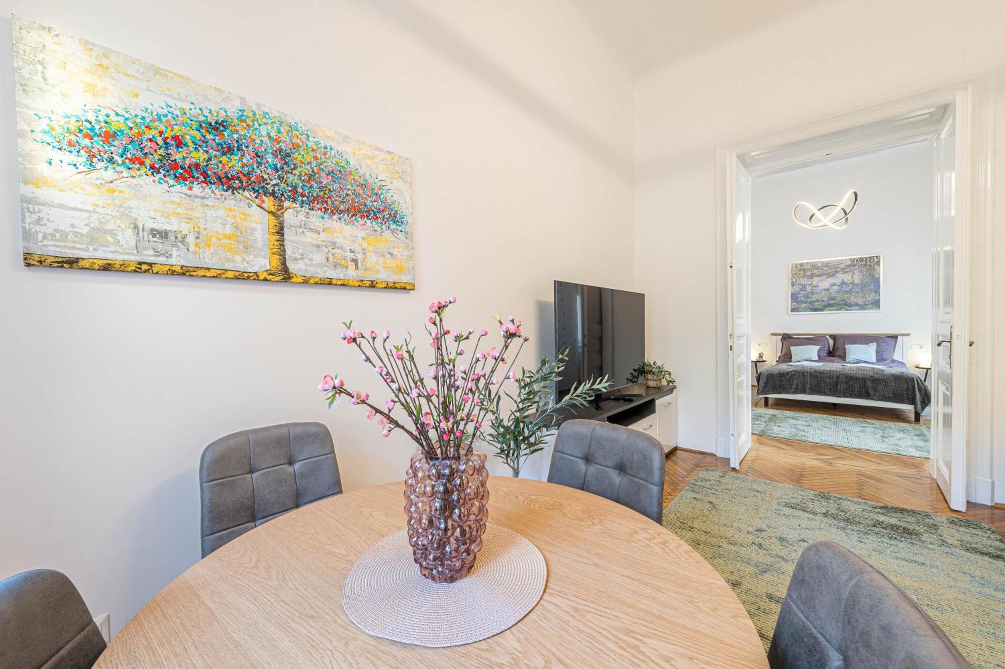 Apartman Above The Theater Budapest