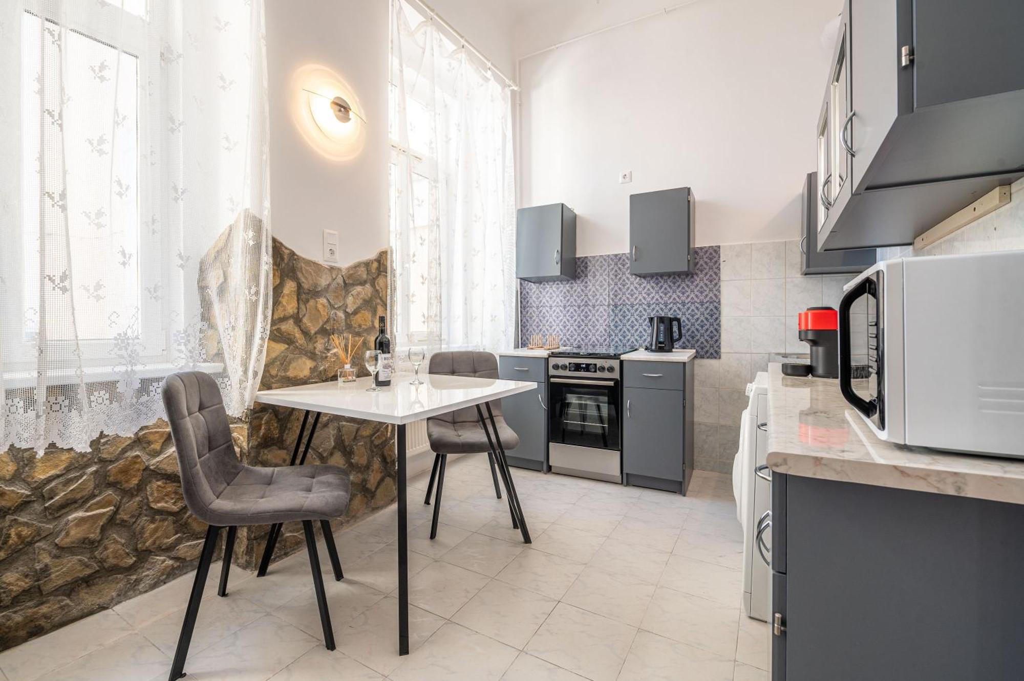 Apartman Above The Theater *