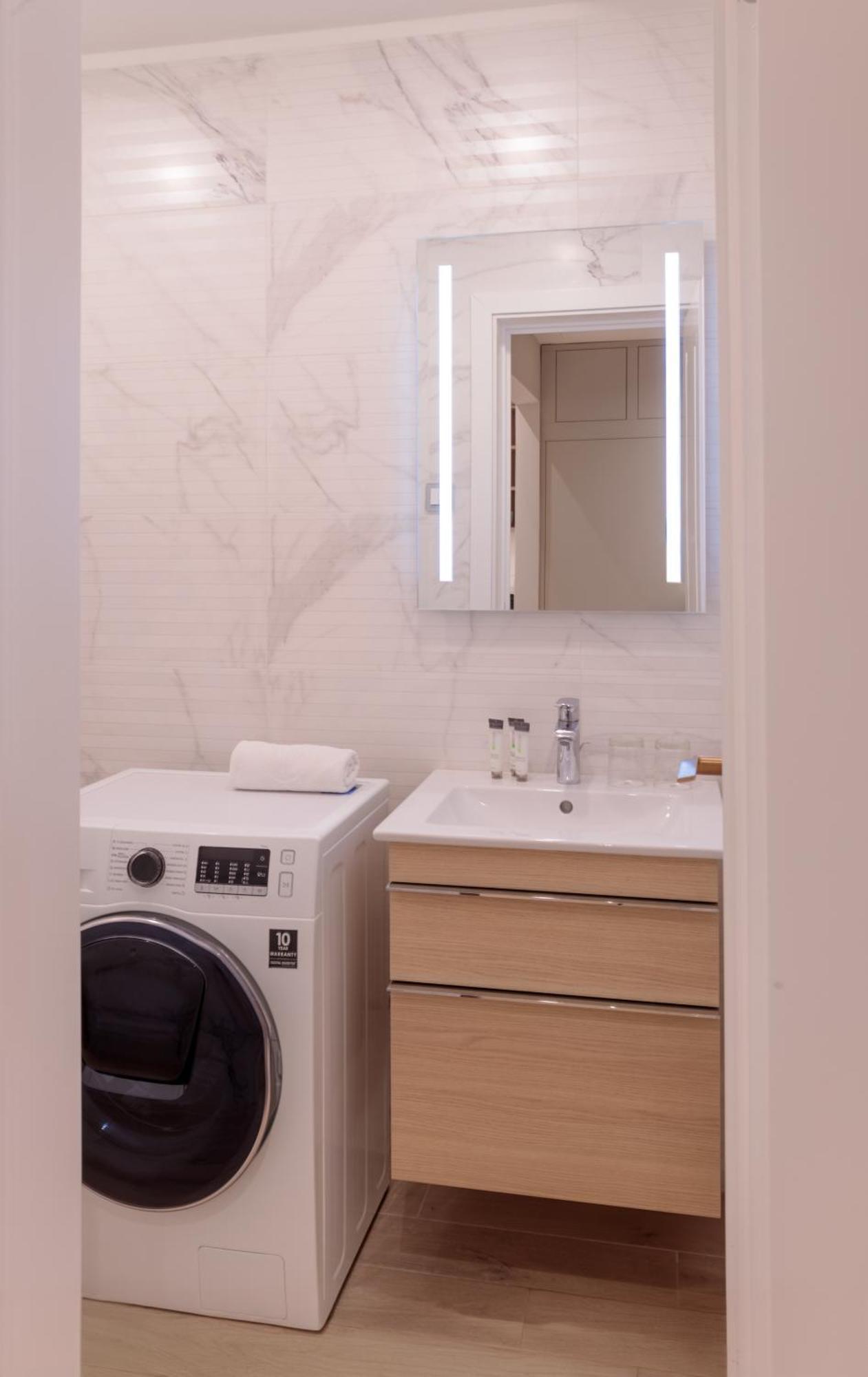 Emerald Downtown Luxury By Continental Group