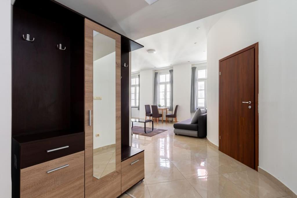 Elegant Downtown At Kiraly 39 Lägenhet Budapest