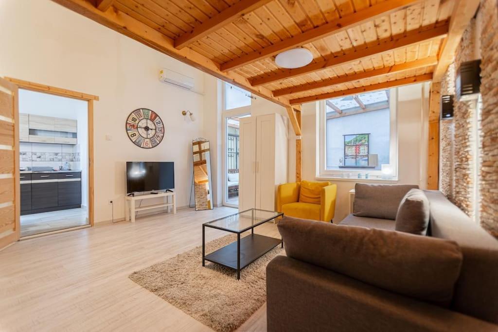 Cool In The Center With Patio, Szovetseg Street *