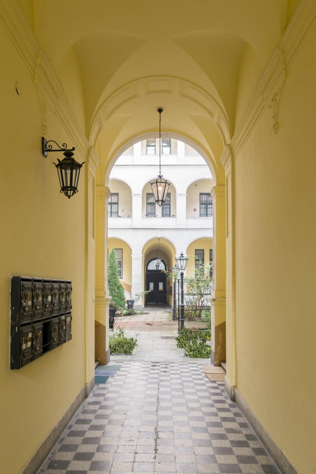 Exlcusive & Located By Prestige Homes Apartamento Budapest