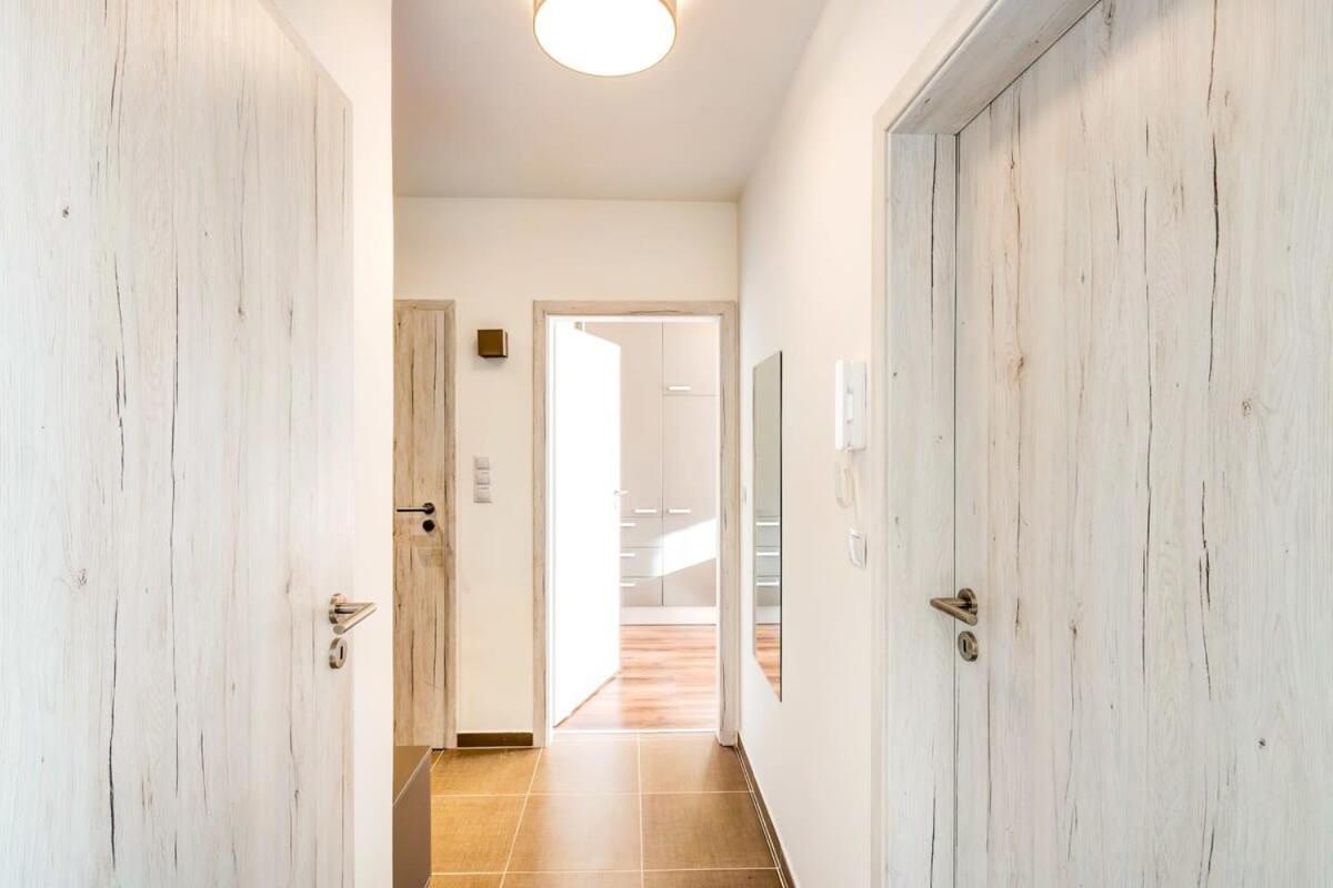 Appartement - New - With Sunny Balcony *