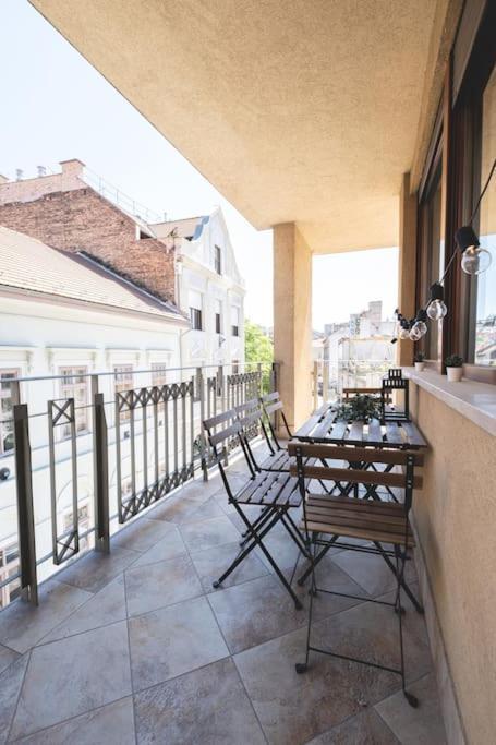 Bright Downtown Balcony Retreat Budapest