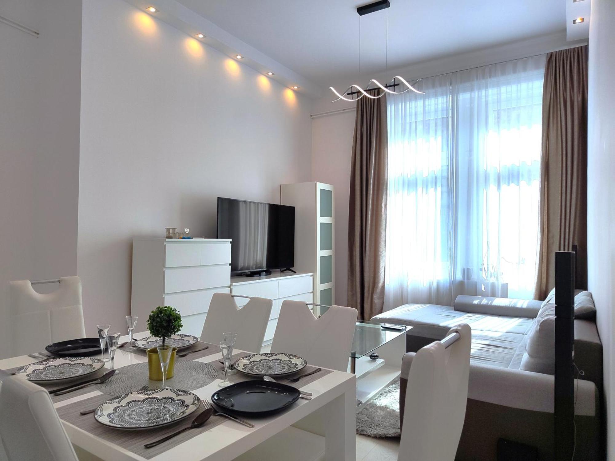 Bella - 86m2, Center Apartment, Next To Metro Line, 2 Bathrooms, Apartamento