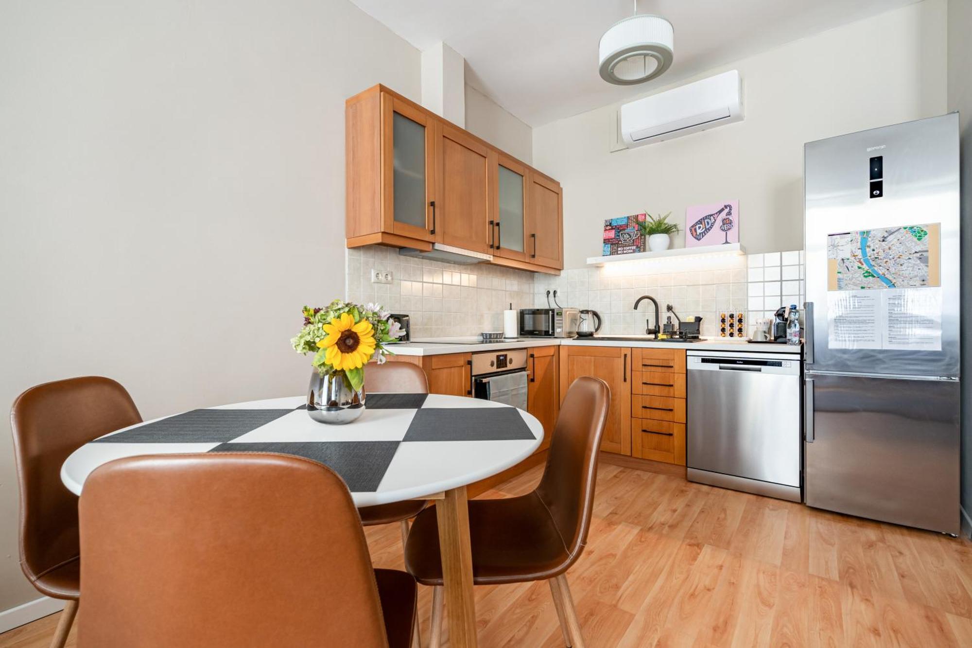 Apartamento Sarah's With Pool, Wellness, Fitness Budapest