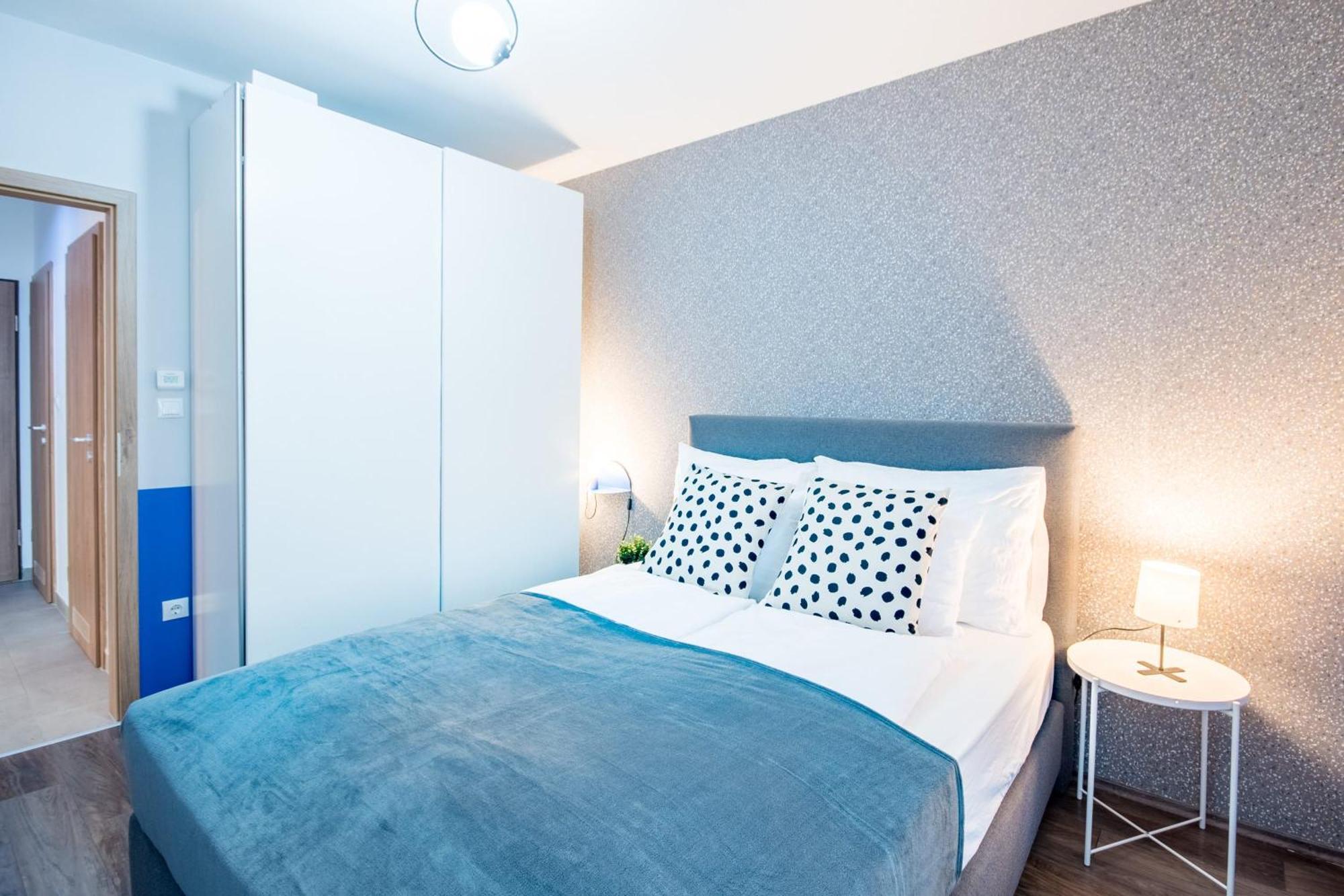 Very - Free Parking - Balcony Apartment *