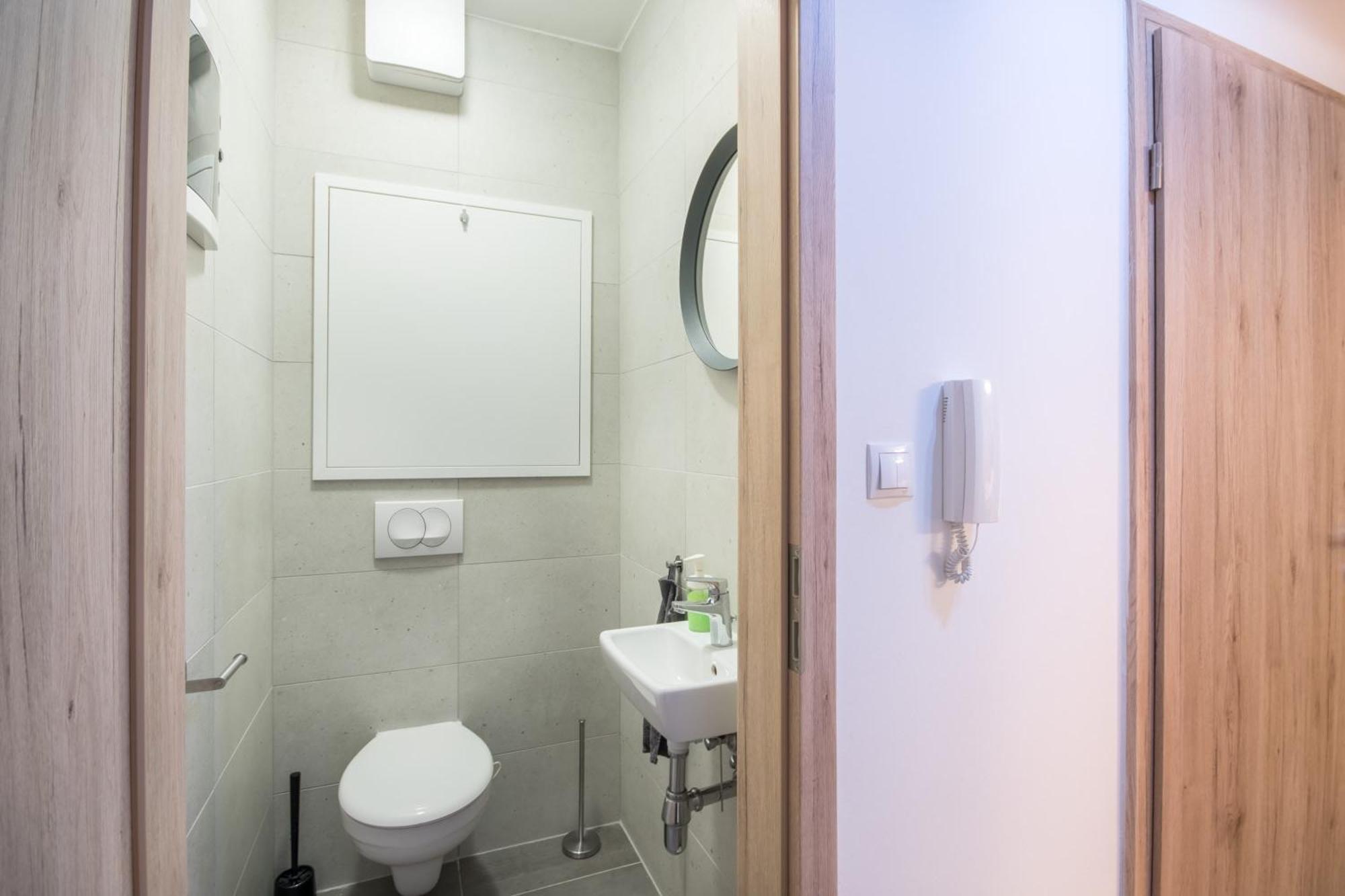 Very - Free Parking - Balcony Apartment