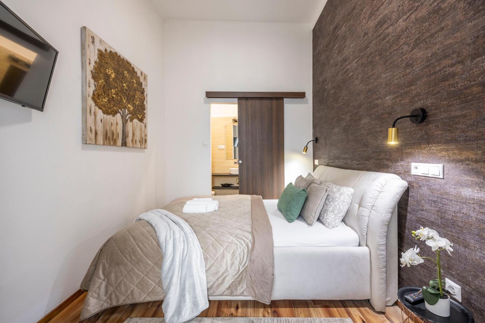 Luxurious Elizabeth Grand W' Sauna