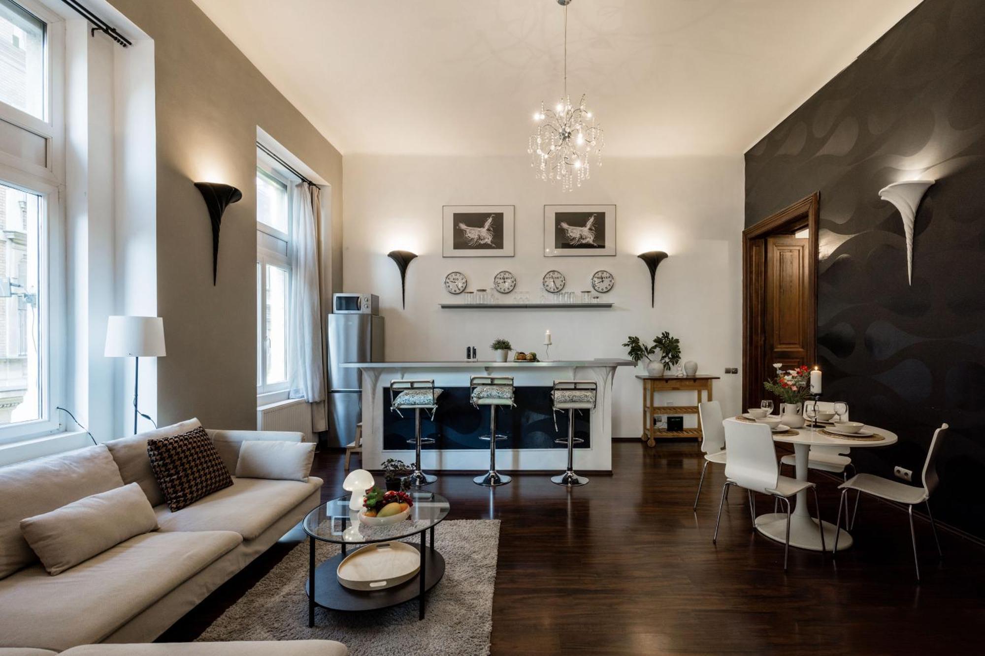 Magnificent Elegance By Erzsebet Krt & New York Cafe *