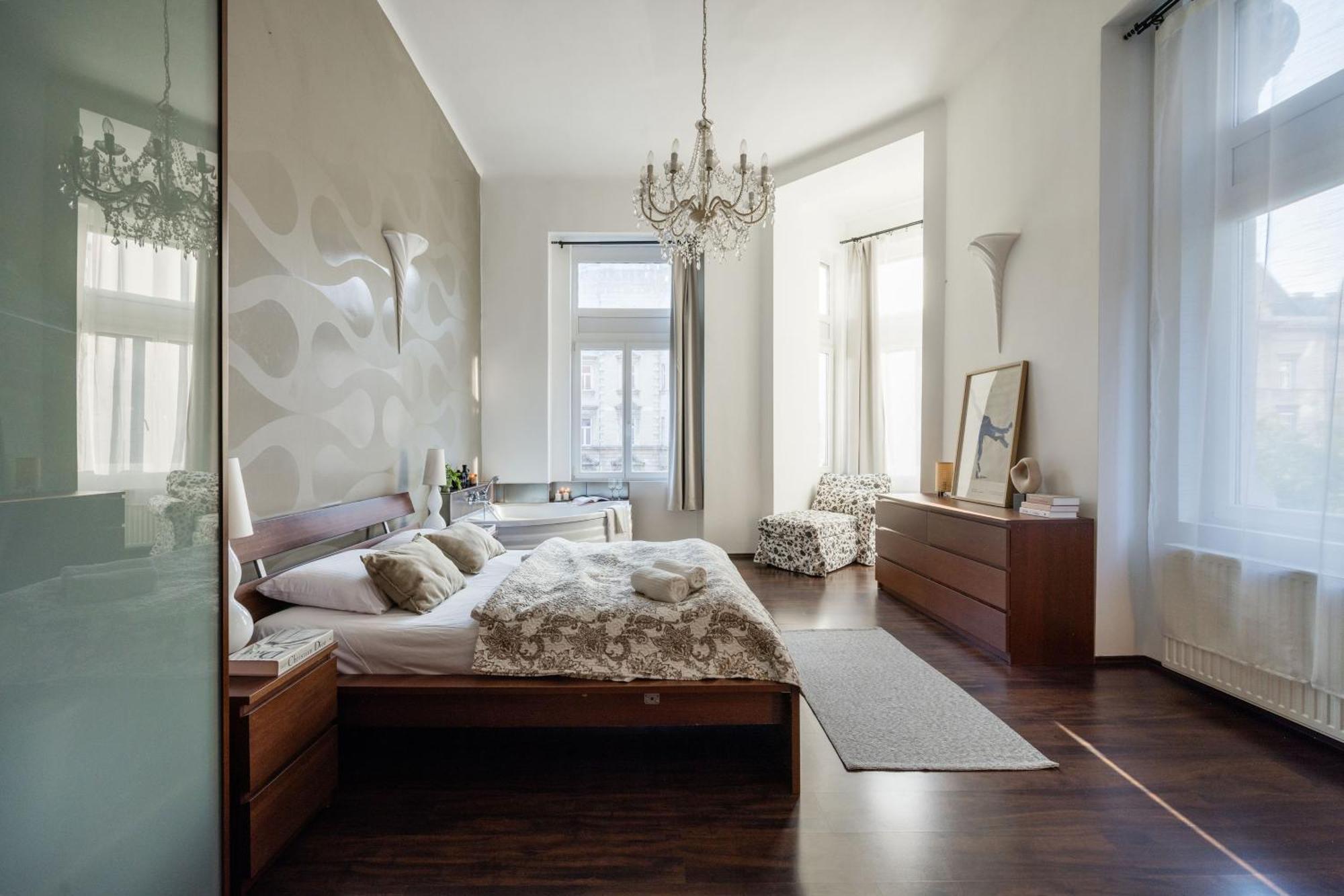 Magnificent Elegance By Erzsebet Krt & New York Cafe *