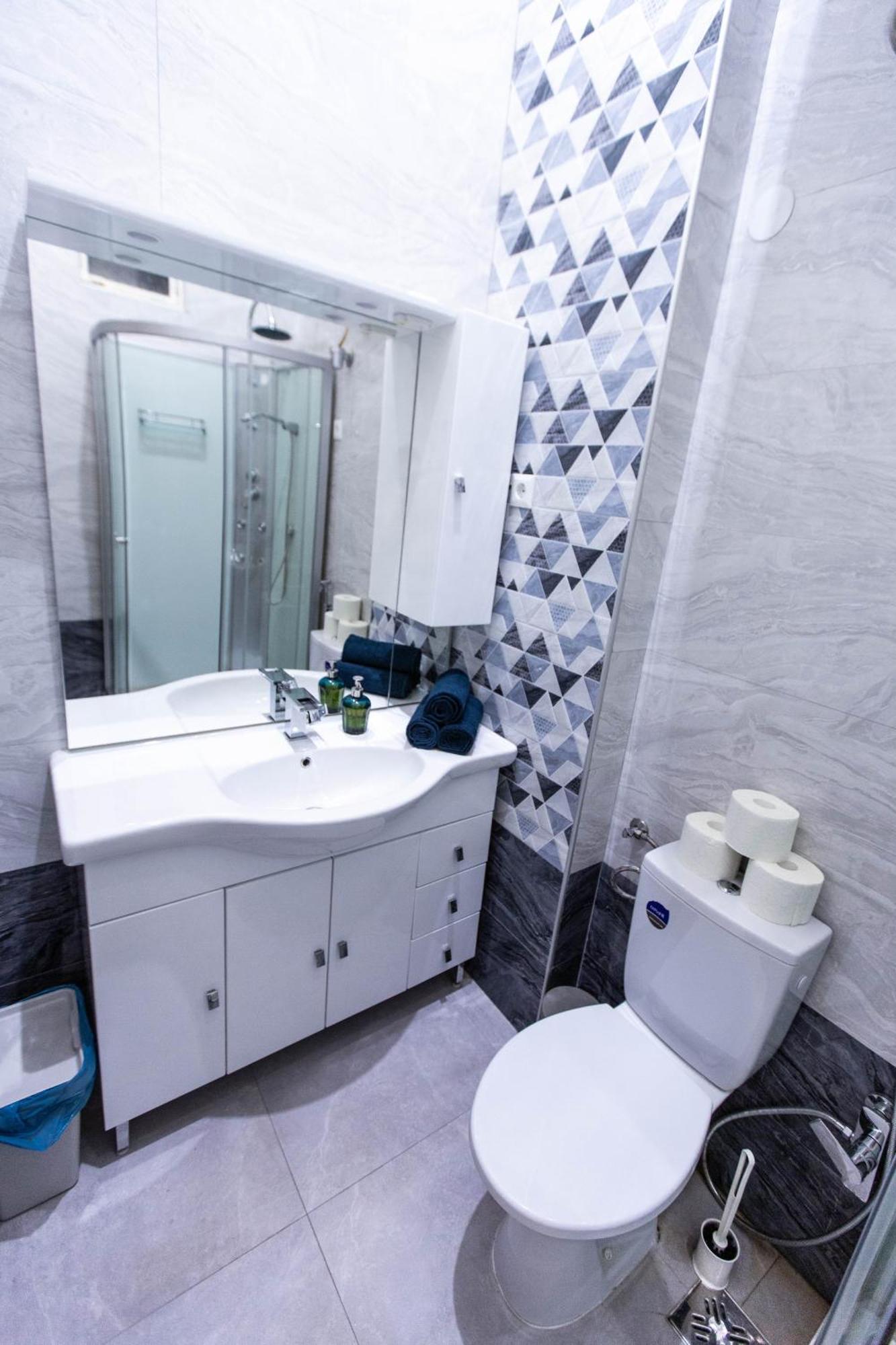 Diamond Lux - 4 Bedrooms 2 Bathrooms *