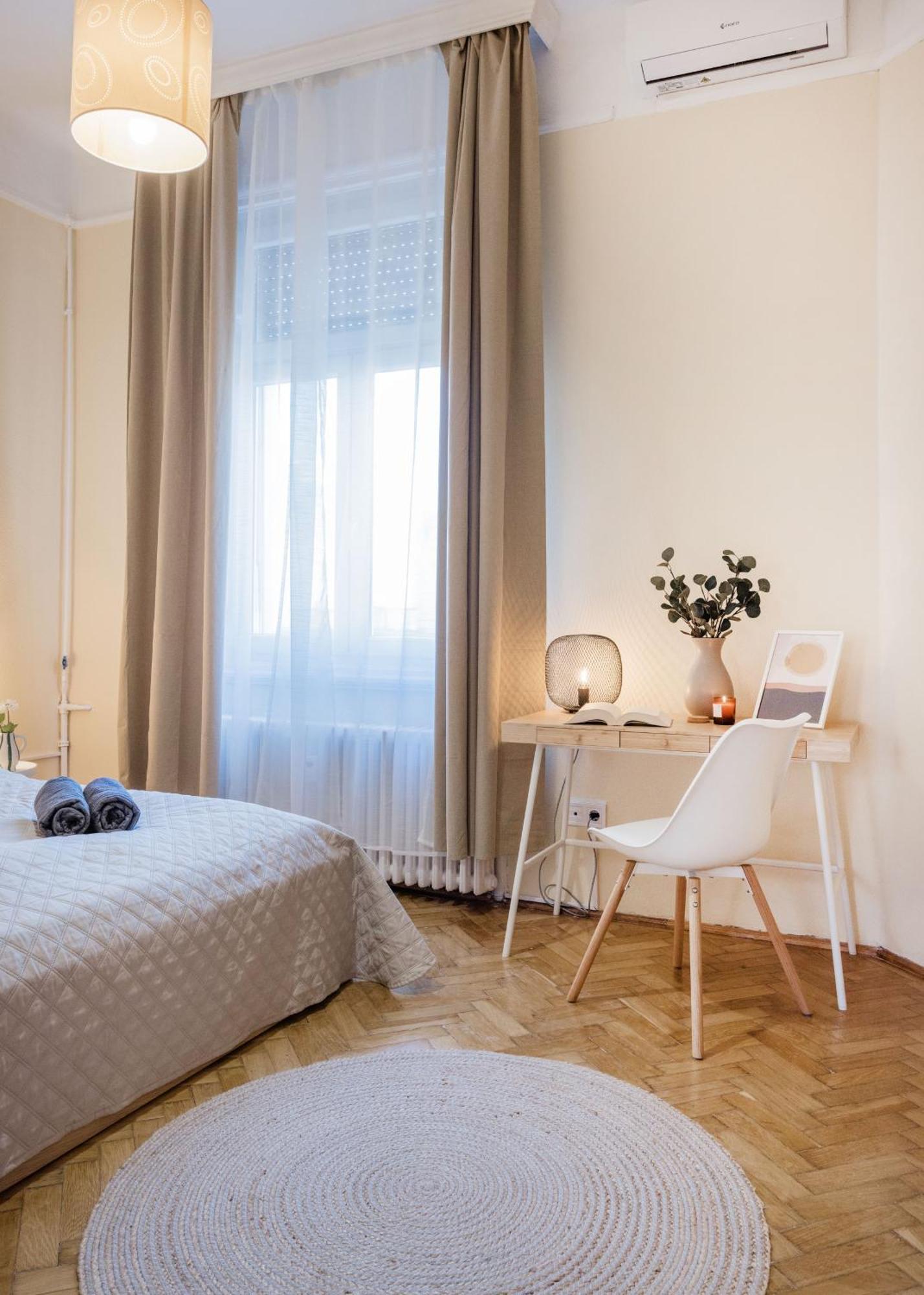 Magnificent 3br With Balcony By Dohany Synalogue Appartement *