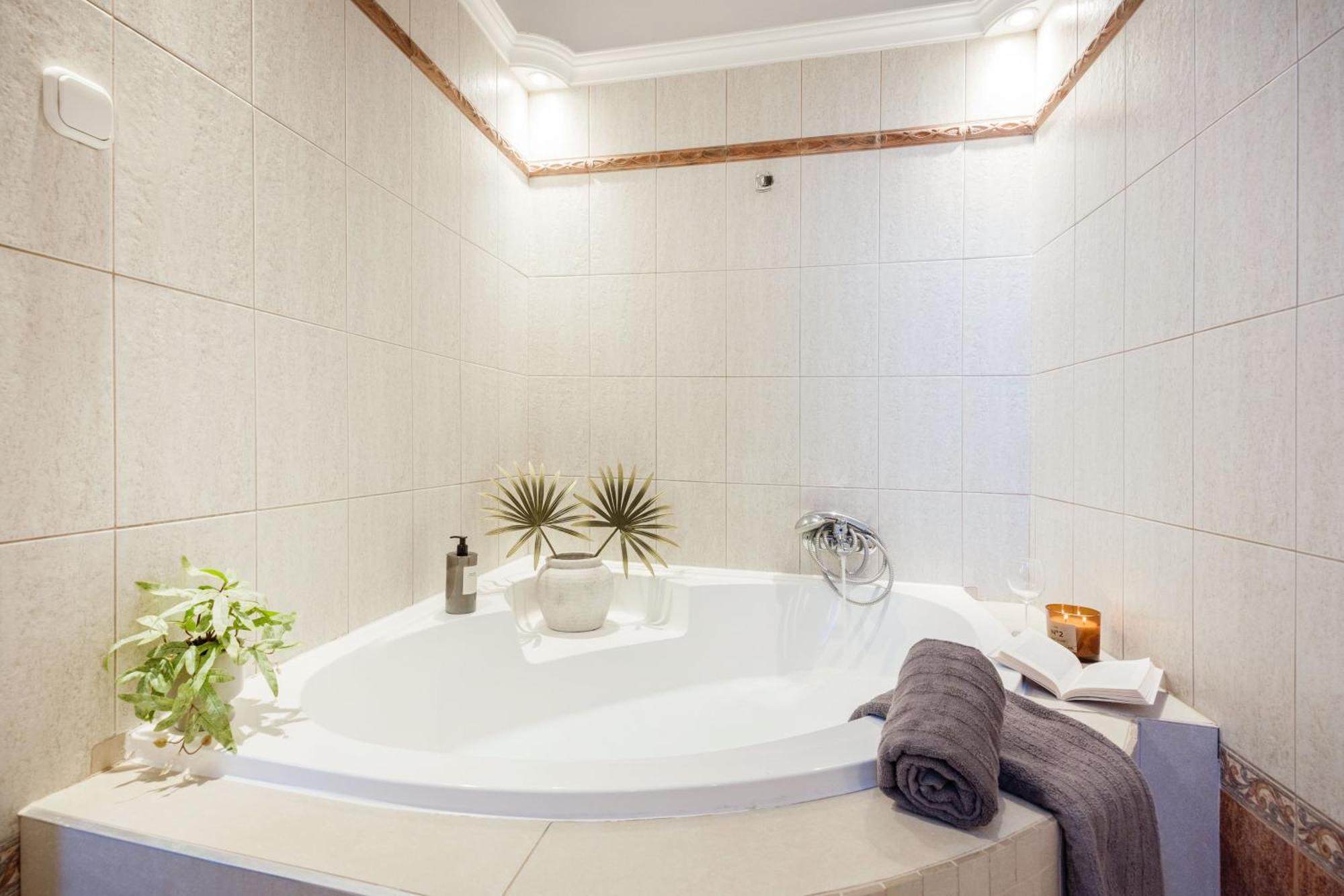 Magnificent 3br With Balcony By Dohany Synalogue *