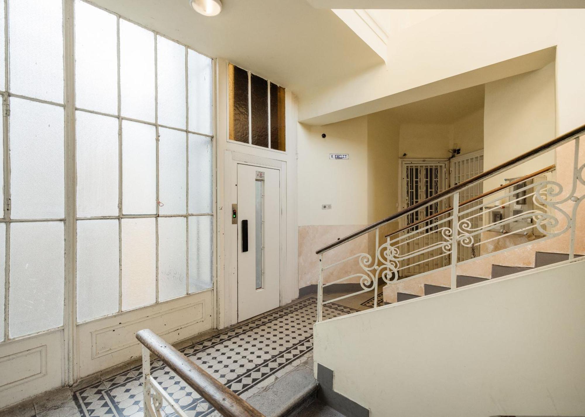 Magnificent 3br With Balcony By Dohany Synalogue