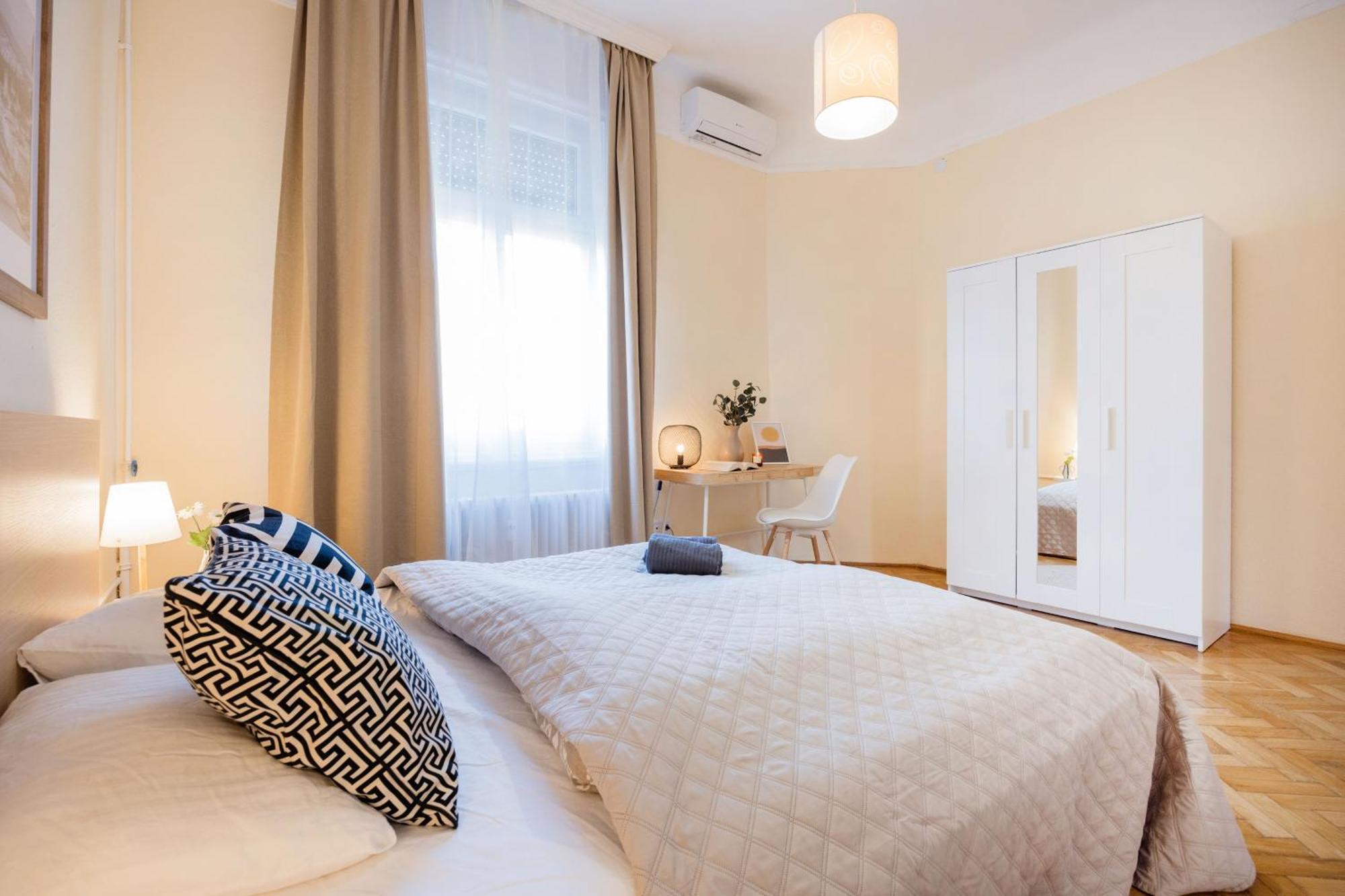 Magnificent 3br With Balcony By Dohany Synalogue Appartement *