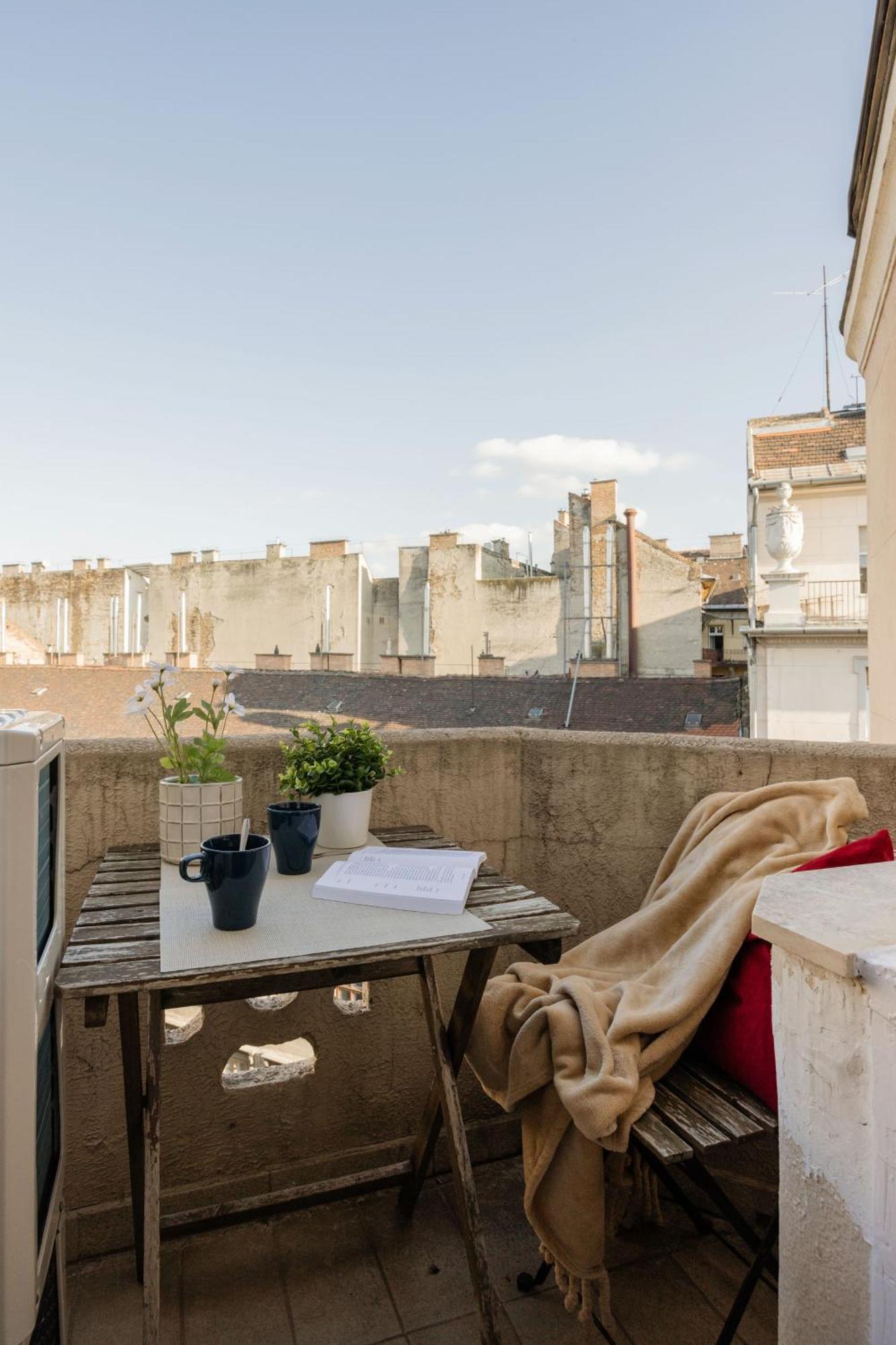 Magnificent 3br With Balcony By Dohany Synalogue *