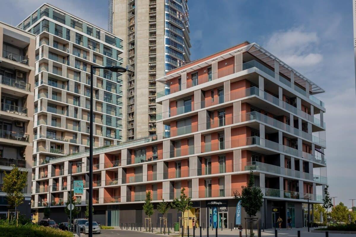 Brand New - Modern & Comy At River