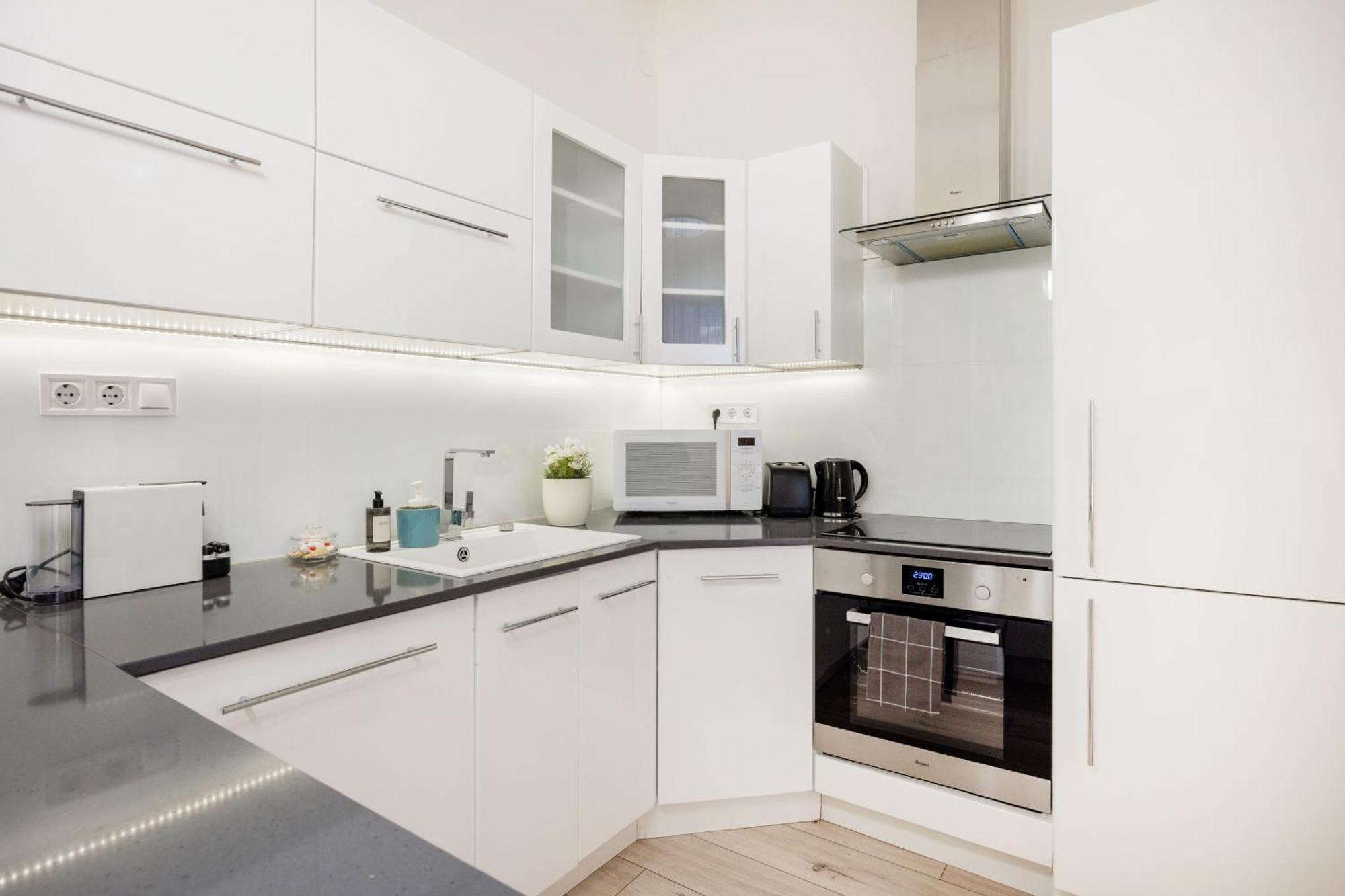 Designer Luxury Next To Dohany Synagogue With Balcony *