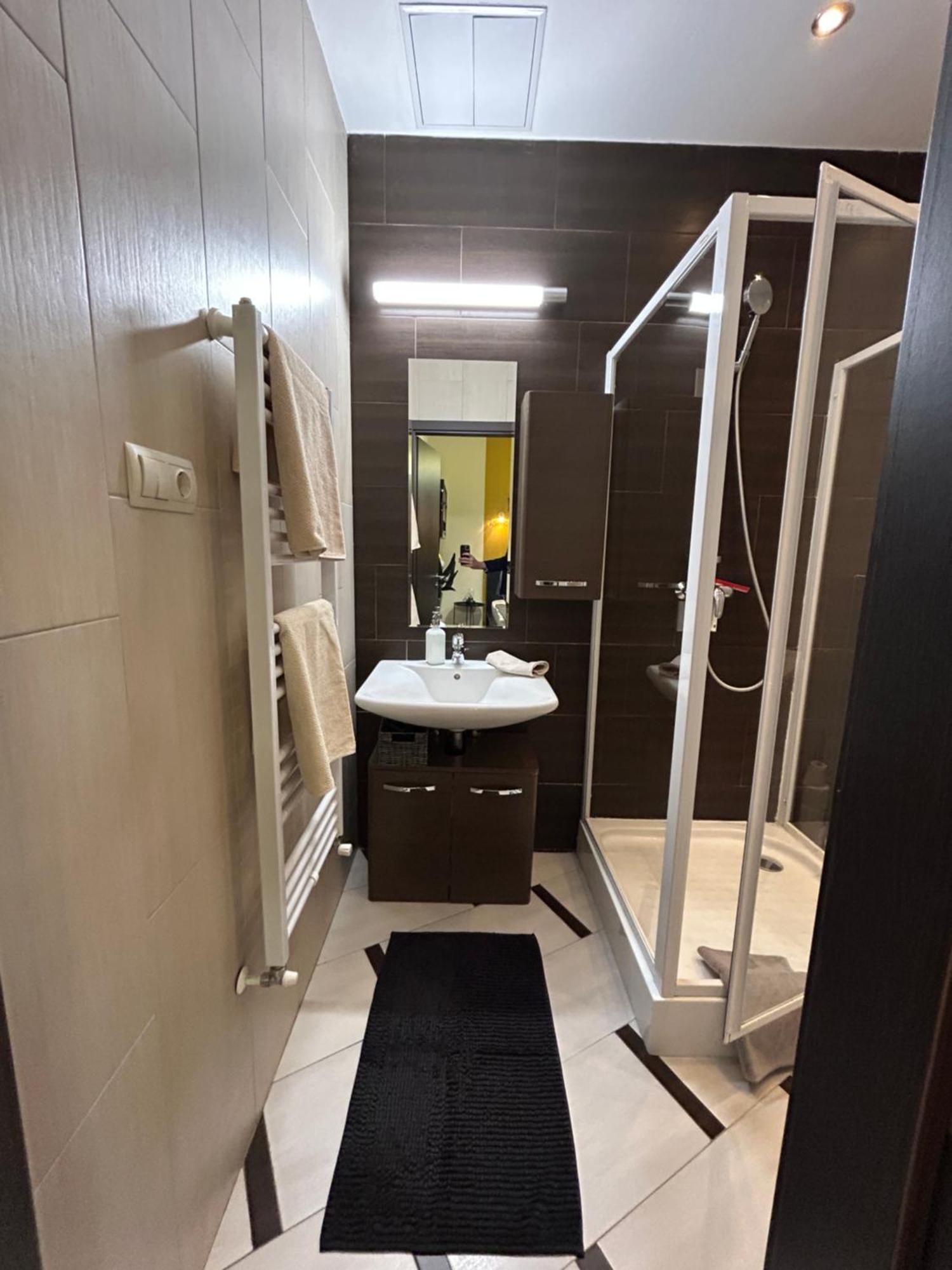 Stylish Modern - 1 Minutes Away From Parliament Apartment